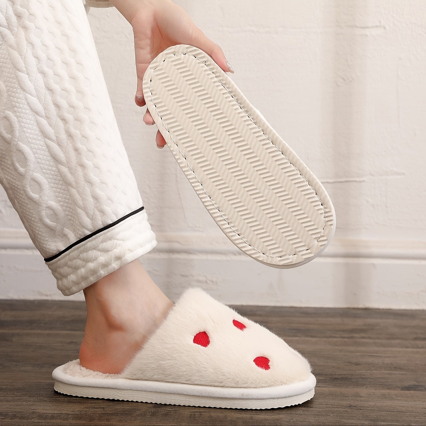 Zapatillas de tela con patrón de corazón para mujer, cómodas para interiores, de temporada y con diseño de deslizamiento