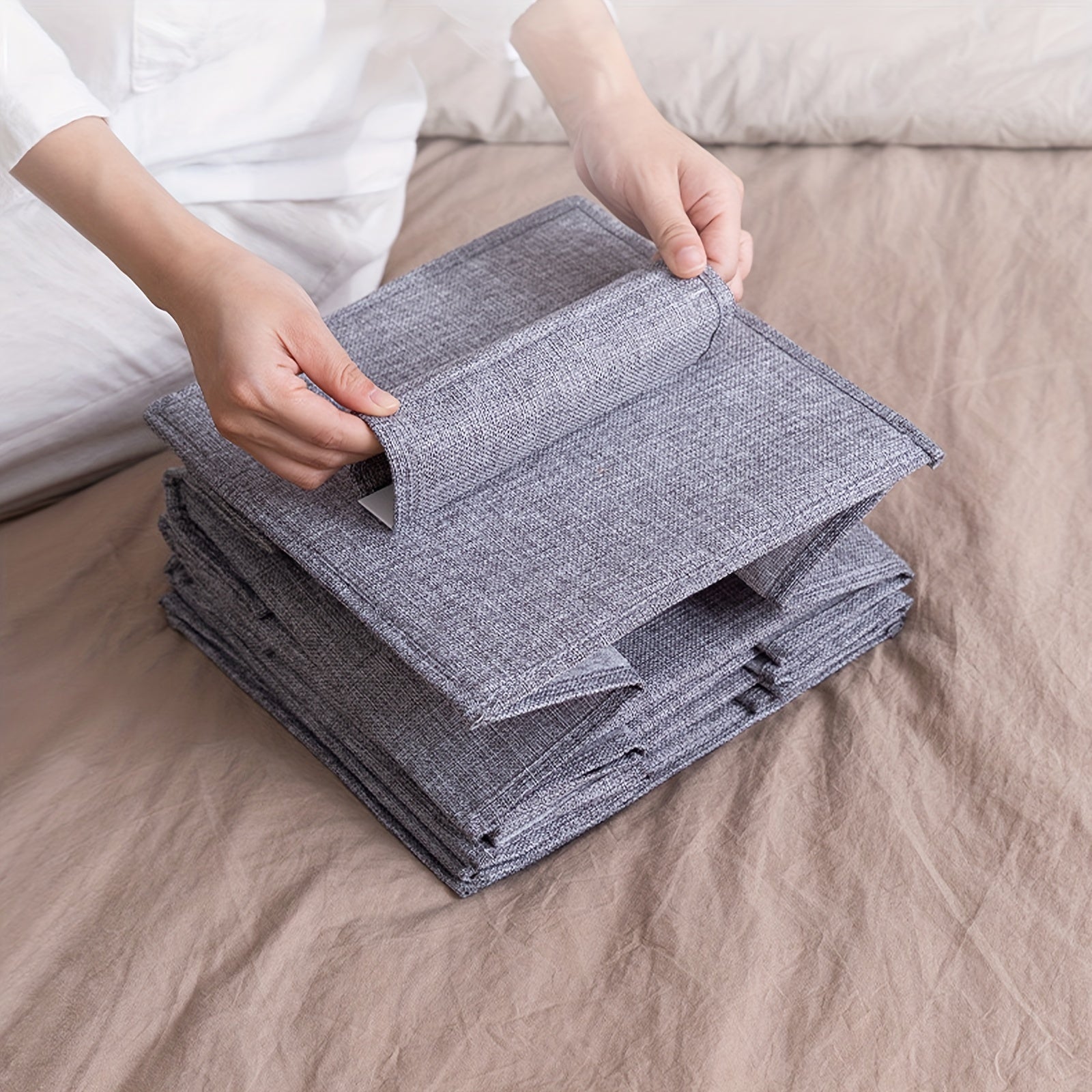 Organizador de ropa colgante plegable de 4 niveles en gris para armarios y dormitorios