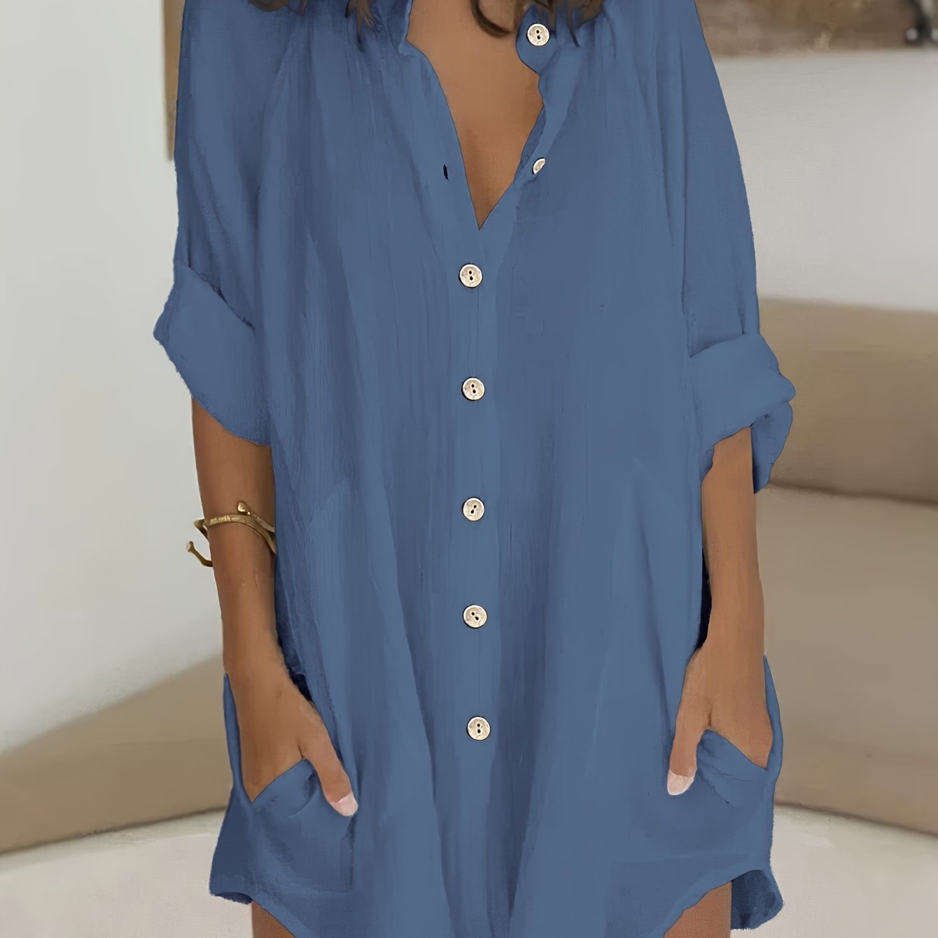 Yengil ko'k rangdagi ayollar uchun plussiz casual tugmachali ko'ylak, qisqa yenglar va old tomonida cho'ntak bilan, bahor/yaz/kuz uchun ideal, erkin kesim, cho'zilmaydigan mato.