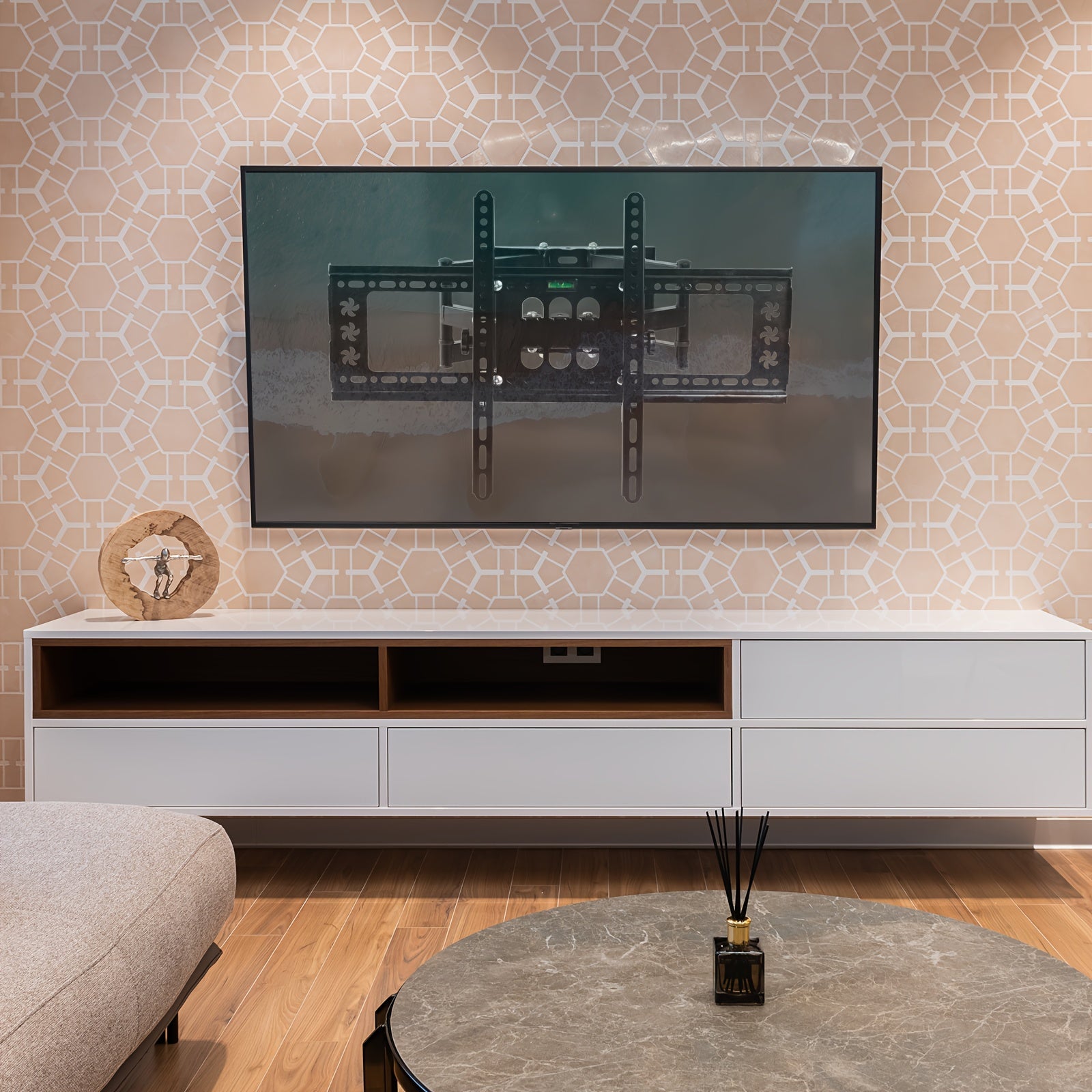 Регулируемый кронштейн для настенного крепления телевизора Full Motion — совместим с экранами 26–70 дюймов, поворачивается и наклоняется, поддерживает VESA 600x400 мм, грузоподъемность 49,9 кг