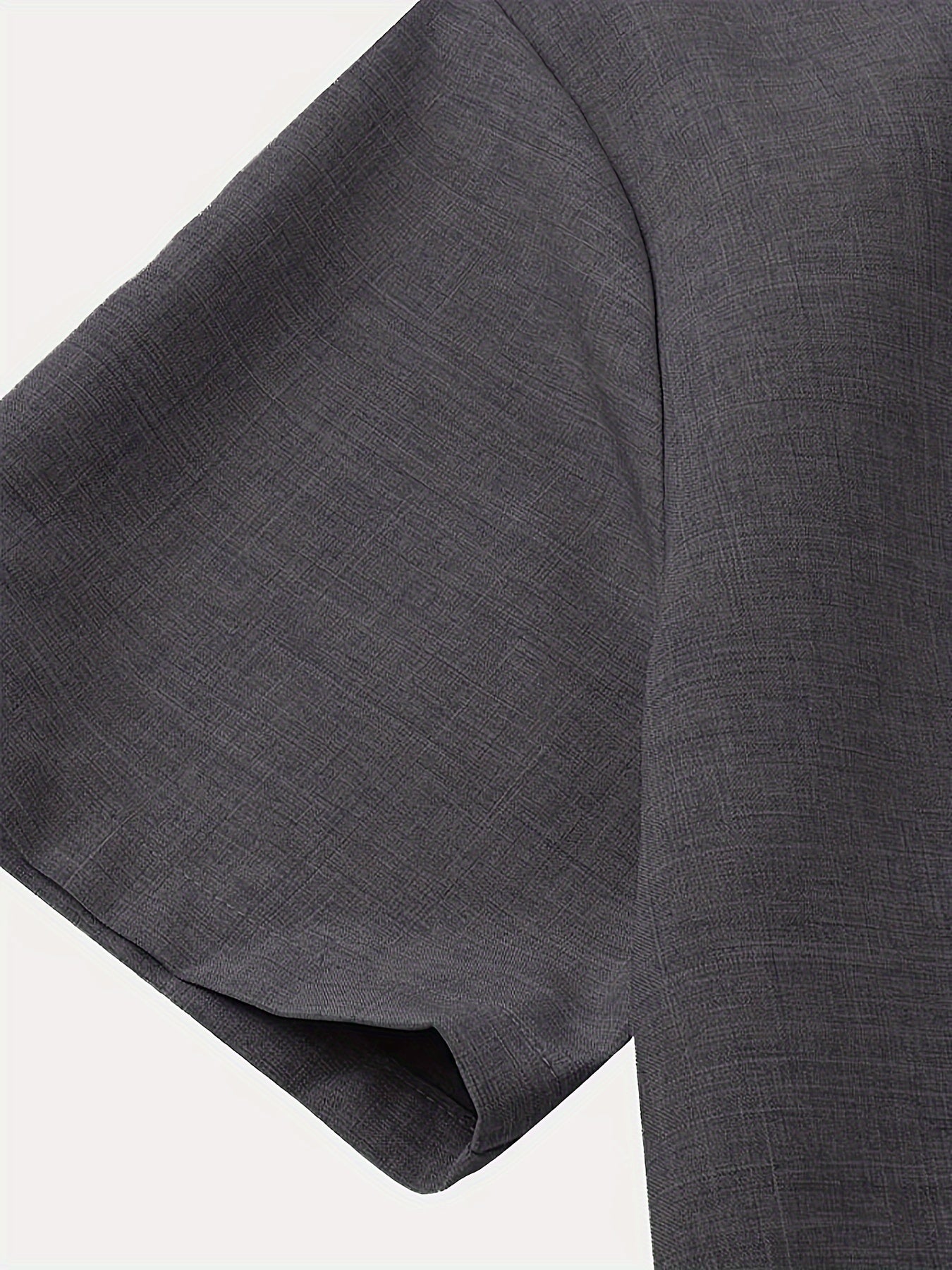 Katta o'lchamdagi erkaklar uchun qisqa yengli ko'ylak, cho'ntak bilan, bir rangda, retro uslubda va nafas oladigan matodan.