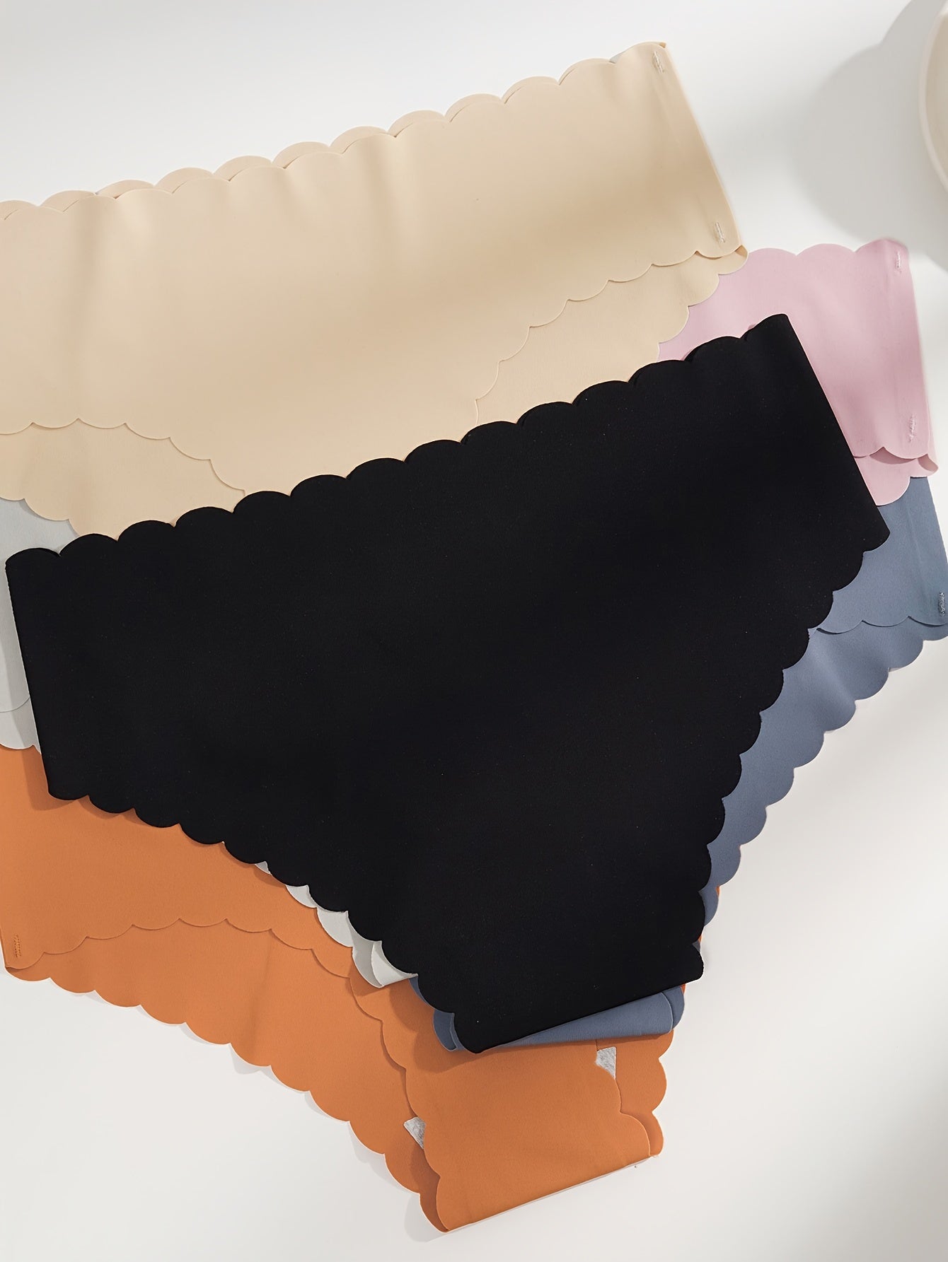 Женские бикини с низкой посадкой, изготовленные из смеси полиамида и эластана, с волнистым краем и яркими цветами на выбор.