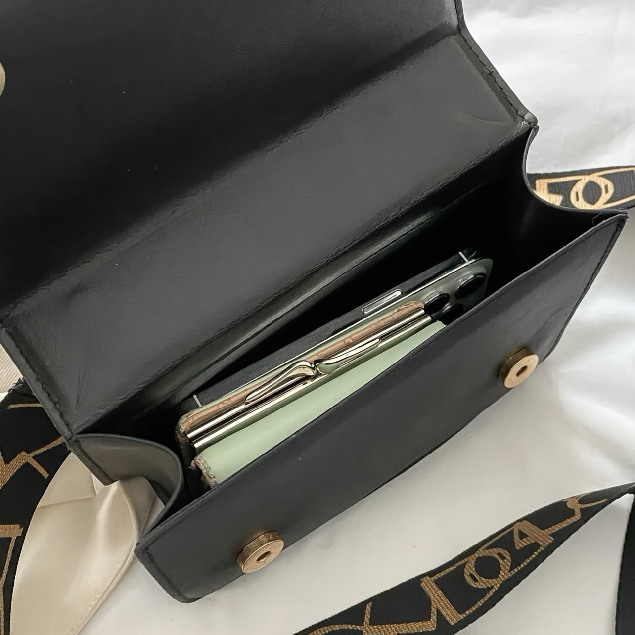 Soʻnggi sozlanadigan kamar bilan qora sintetik charm mini plaid crossbody sumkasi