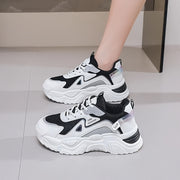 Ayollar uchun slip-on sport poyabzali, qalin platformali, yostiqlangan ichki qismi, qora va oq