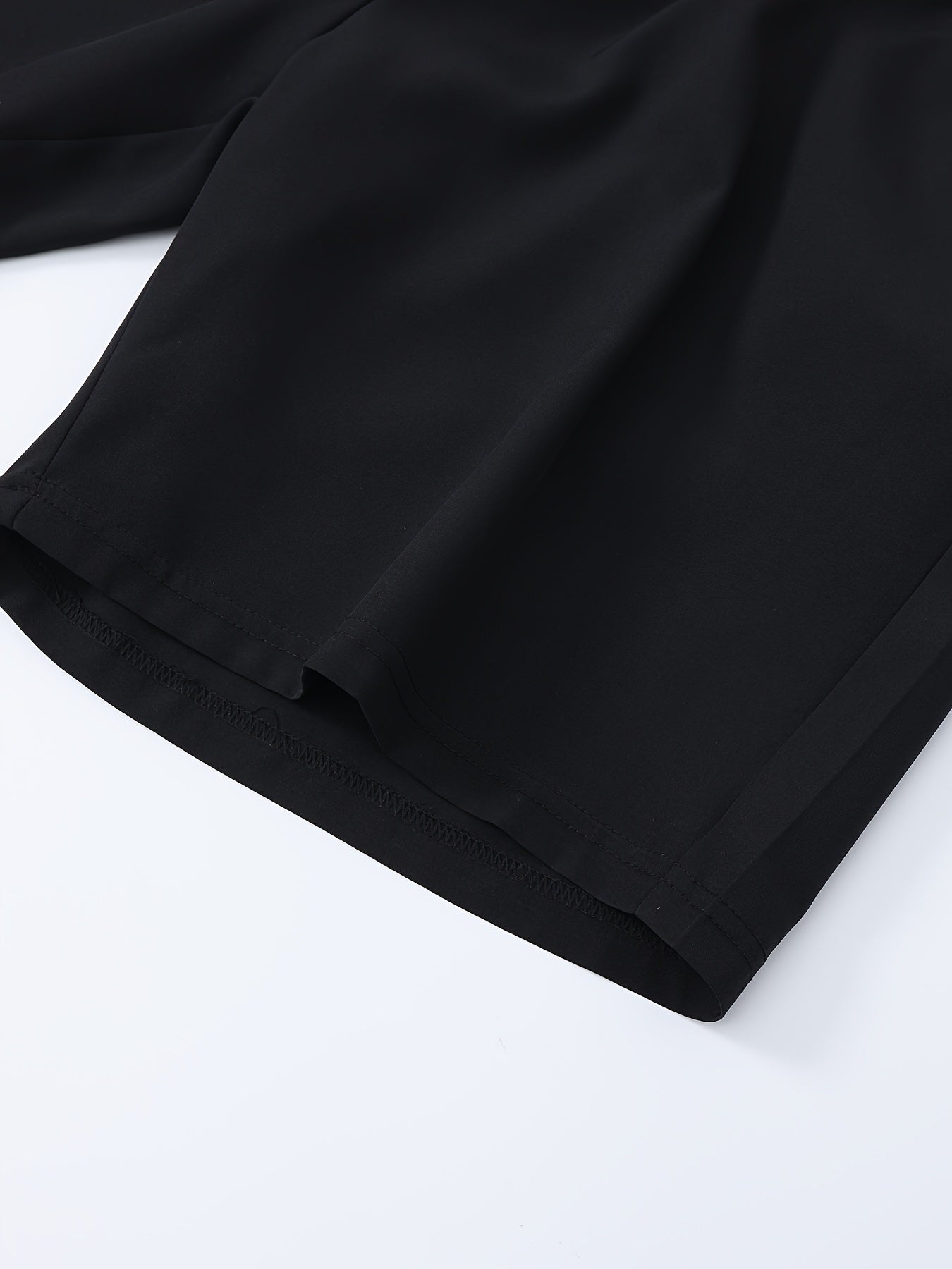 Katta va baland erkaklar uchun yozda kiyish uchun mo'ljallangan plus o'lchamdagi ochiq sport shortlari.