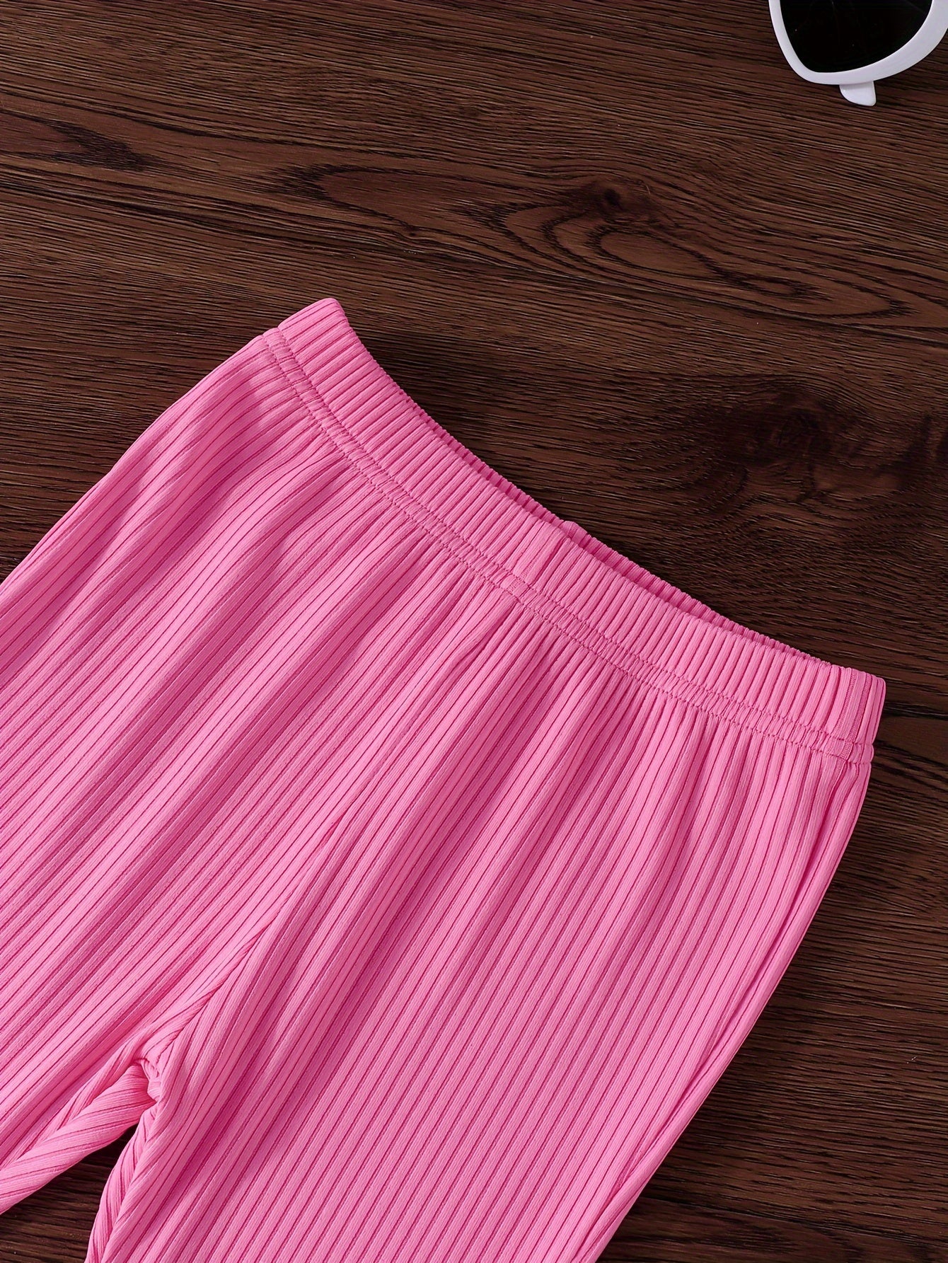 Yoz va kuz uchun yoqimli tasodifiy dizaynga ega ikki qismli to'plam, yurak naqshiga ega doira bo'yinli uzun qo'lqopli bluzka va tashqi kiyim uchun bir rangli ribbed shimlar.