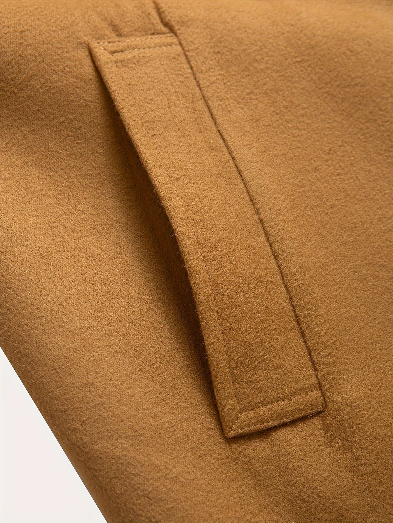 Erkaklar uchun klassik flis blazer, notch yaka, qiyshiq cho'ntaklar bilan, kuz/qish mavsumida tasodifiy va biznes kiyimlari uchun ideal. Teriga do'st, mustahkam material.