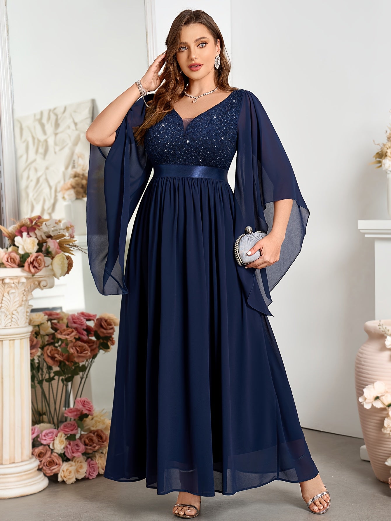 Vestido maxi de mujer talla grande en verde de gasa con escote en V profundo y mangas acampanadas