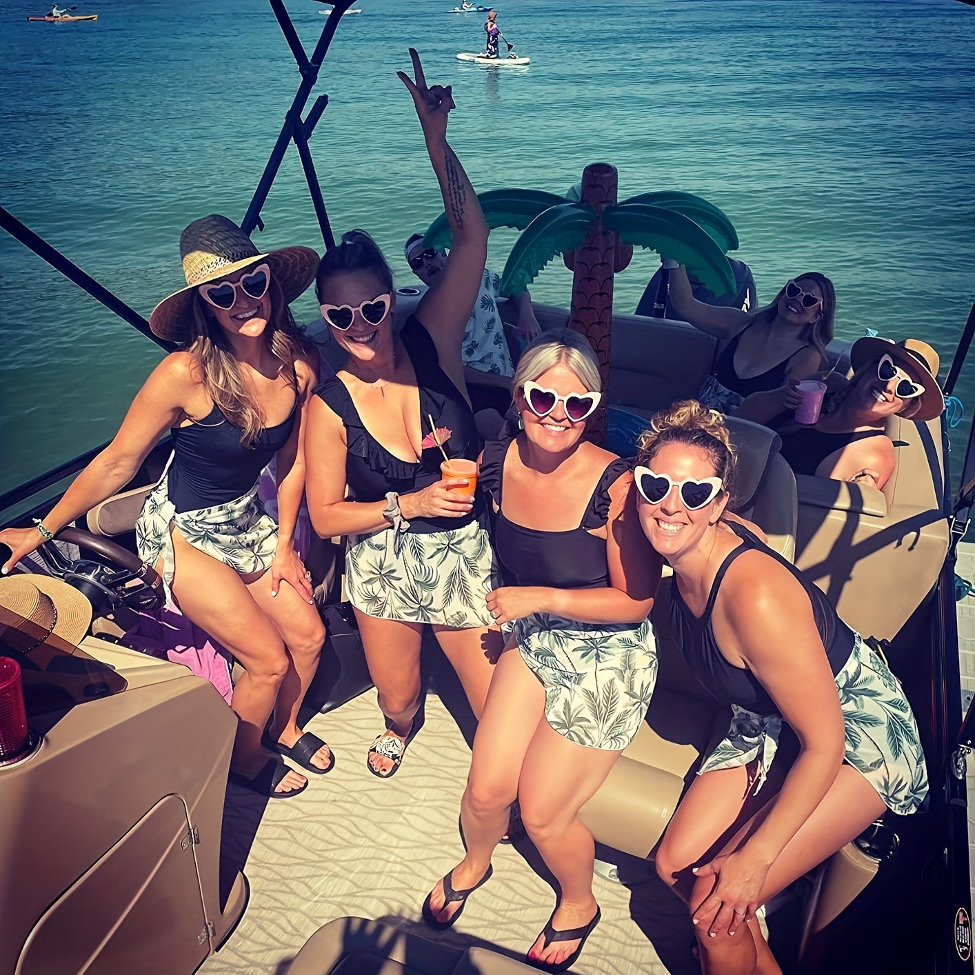 Ayollar uchun yurak shaklidagi diffraksiya ko‘zoynaklari, o‘rta rangli ramkalar bilan, partiyalar va festival uchun