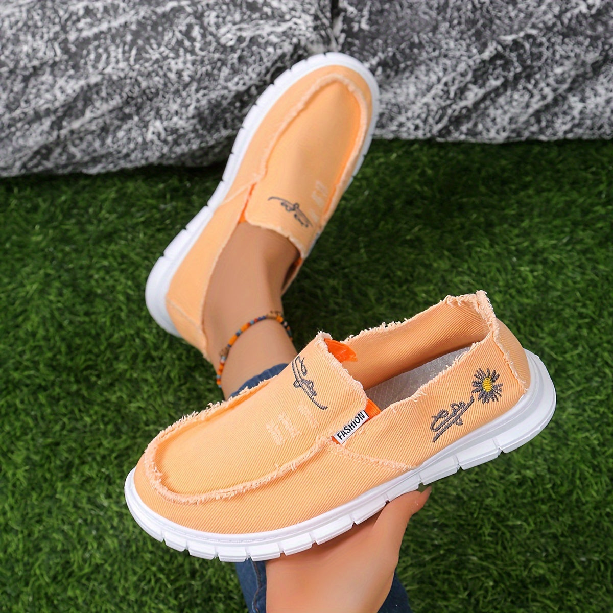 Women's Canvas Low-Top Sneakers with Daisy Design Breathable Slip-On Shoes