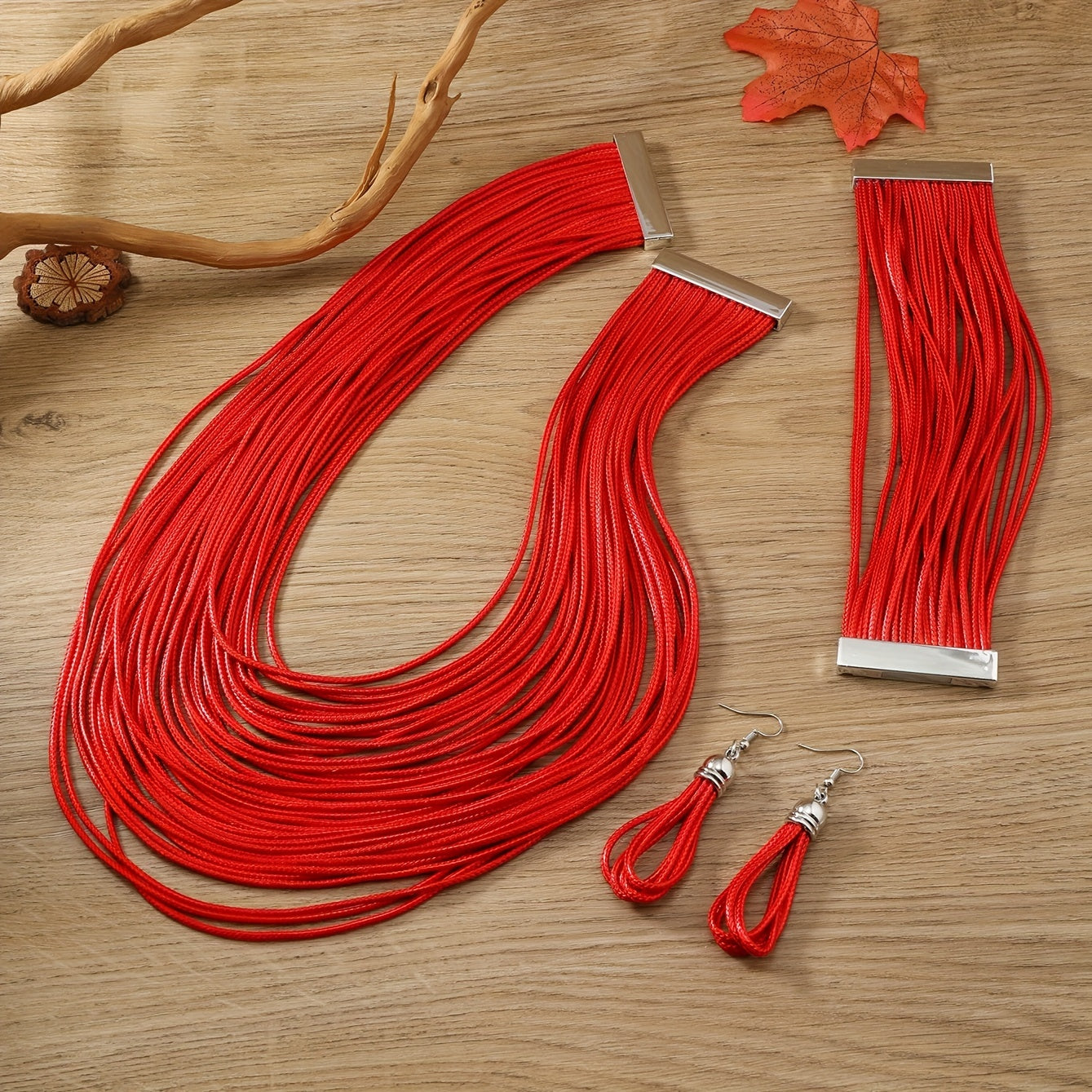 Выберите предпочтительный цвет и сочетайте этот винтажный комплект украшений, состоящий из одной пары серег, одного ожерелья и одного браслета, чтобы дополнить ваши повседневные наряды или вечерние образы.