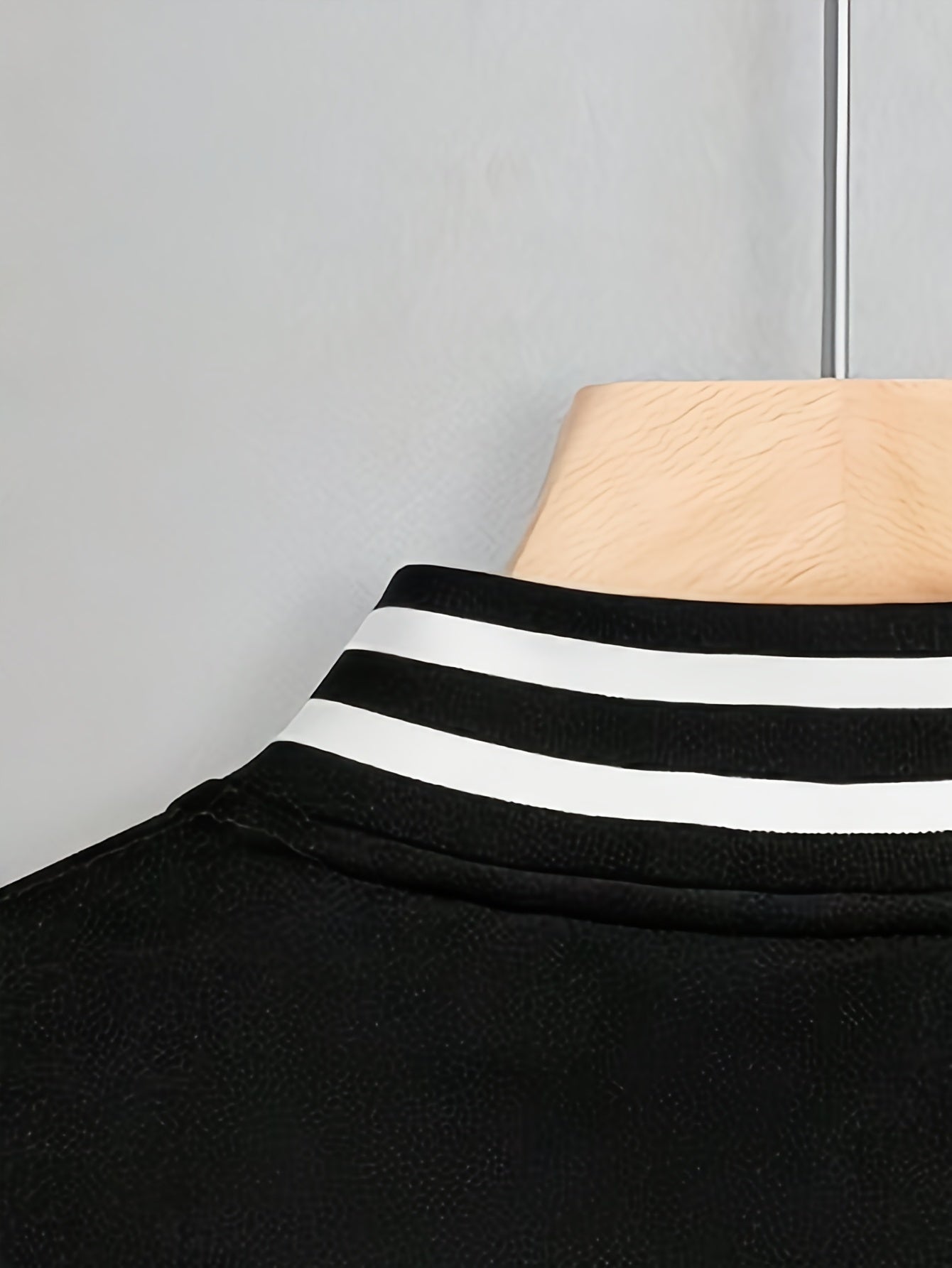 Qizlar uchun moda, qisqa yengli, harf E bosma, tasodifiy jilet, geometrik naqsh, beysbol yelkalari va tikuvli tafsilotlar bilan