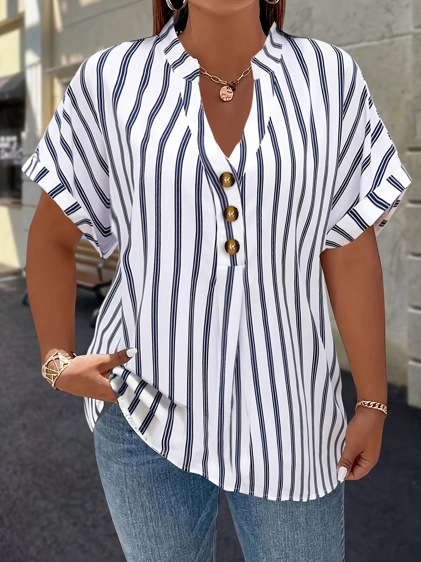 Plus o'lchamdagi ayollar bluzkasi chiziqli raglan ko'kraklar bukilgan yelka o'rashli bo'yinbog'li bezakli tugmachalar