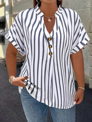 Plus o'lchamdagi ayollar bluzkasi chiziqli raglan ko'kraklar bukilgan yelka o'rashli bo'yinbog'li bezakli tugmachalar