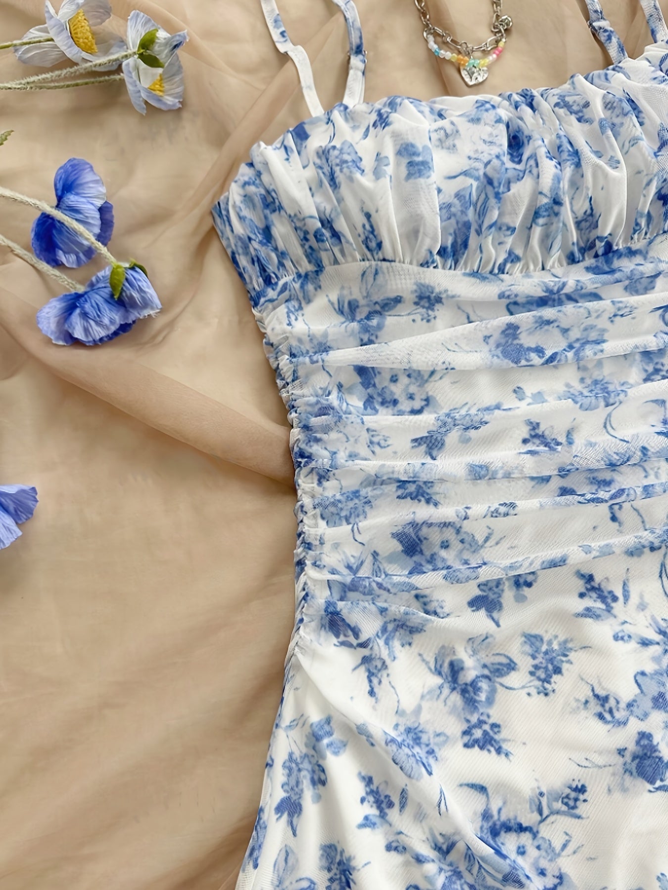 Ayollar uchun zamonaviy gullar bilan bezatilgan halter ko'ylagi, har qanday mavsum uchun mukammal.