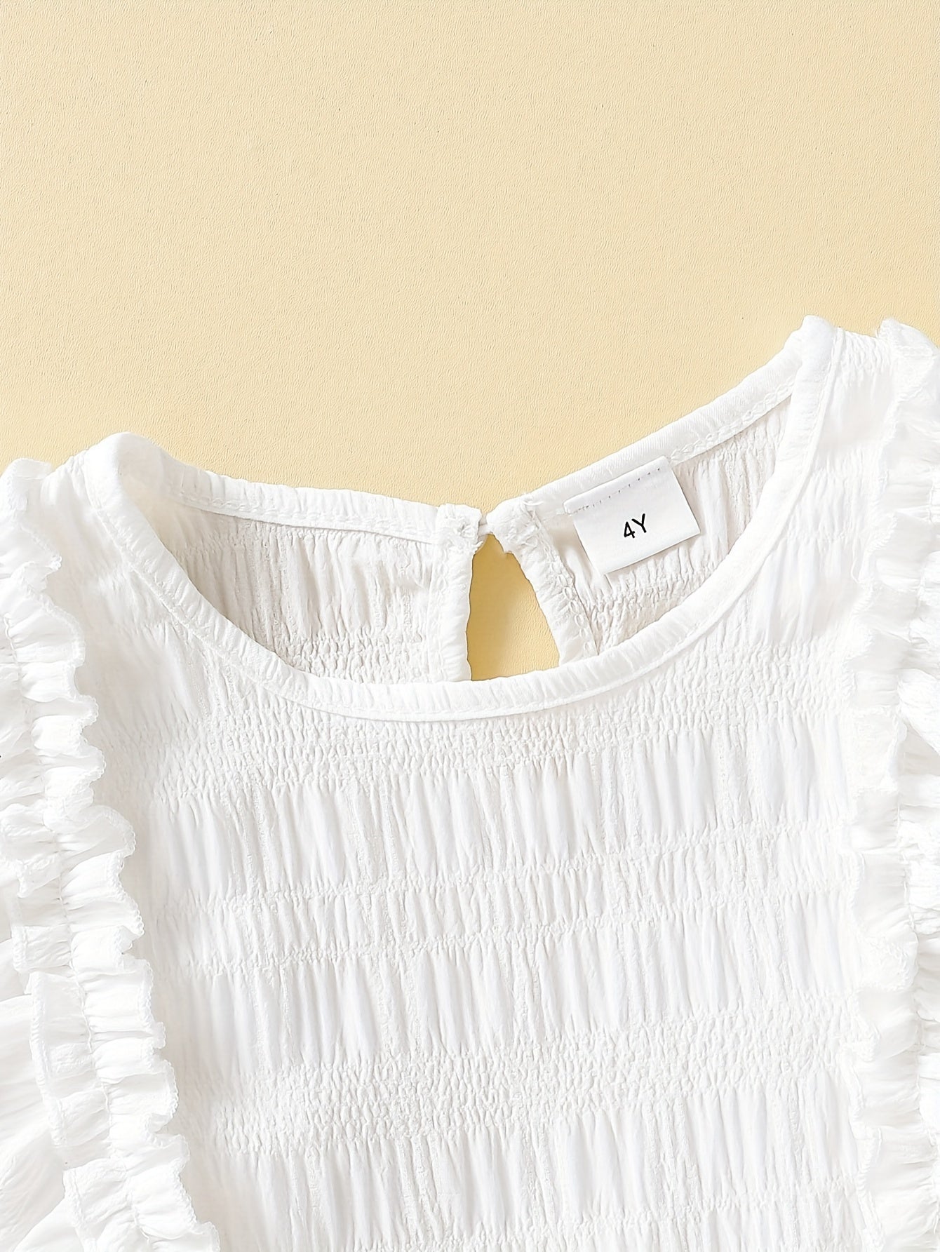 Qizlar uchun 2 qismli kuz to'plami, qirralari qiyshiq ko'ylak va dantel tafsilotli denim shimlar, bir rangda. Polyesterdan tayyorlangan, oddiy moslikda, to'qilgan mato. Kichik bolalar uchun ochiq havoda kiyish uchun mos.