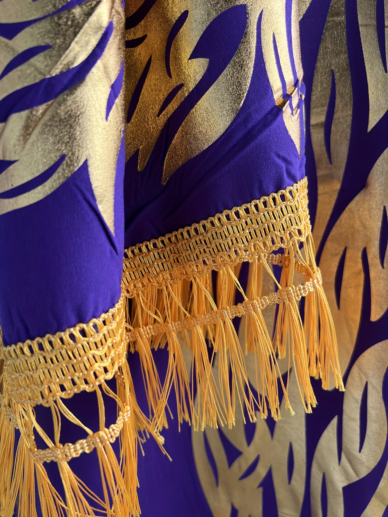 Plus o'lchamli musulmon kiyimi, tassel bosh kiyim bilan, batwing ko'krak, polga cho'zilgan, binafsha mato