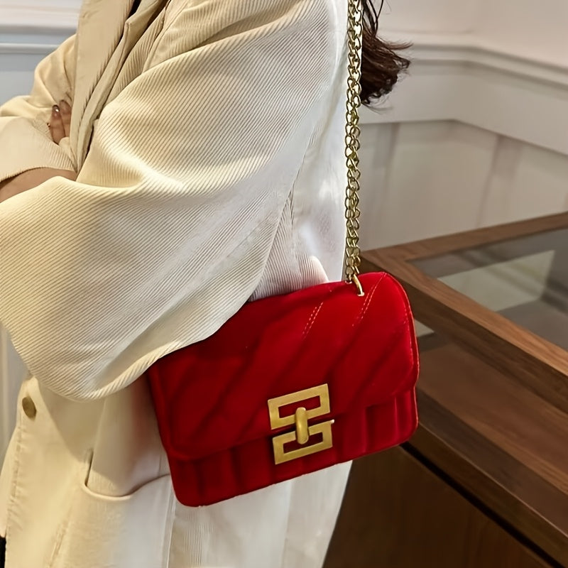 Элегантная стеганая бархатная сумка на плечо для женщин с цепочным ремешком и замком с поворотом. Модный аксессуар с текстурированным дизайном однотонного цвета и подкладкой из полиэстера.