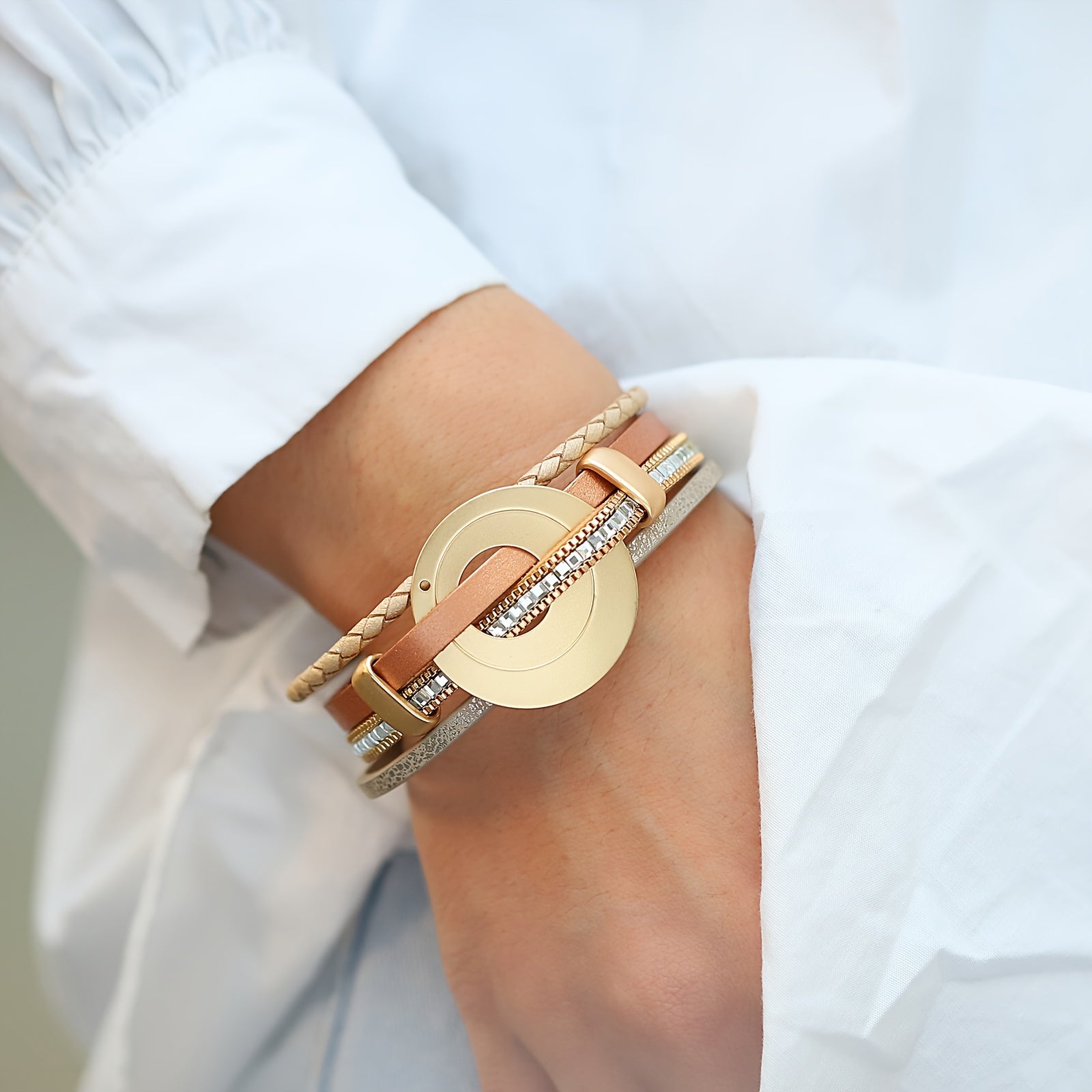 Браслет из искусственной кожи с квадратными кристаллическими бусинами и металлическим круглым кулоном - стильное украшение для рук и подарок для дам, с четырьмя слоями плетеного дизайна.