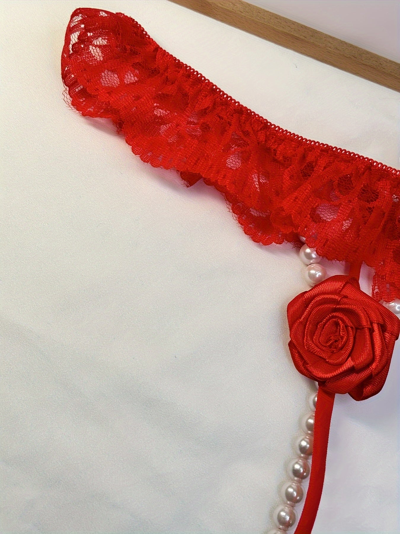 Yaltiroq marvaridli thong ichki kiyim, dantel tafsilotlari bilan, past bel, ayollar uchun romantik dizayn, sexy ichki kiyim.