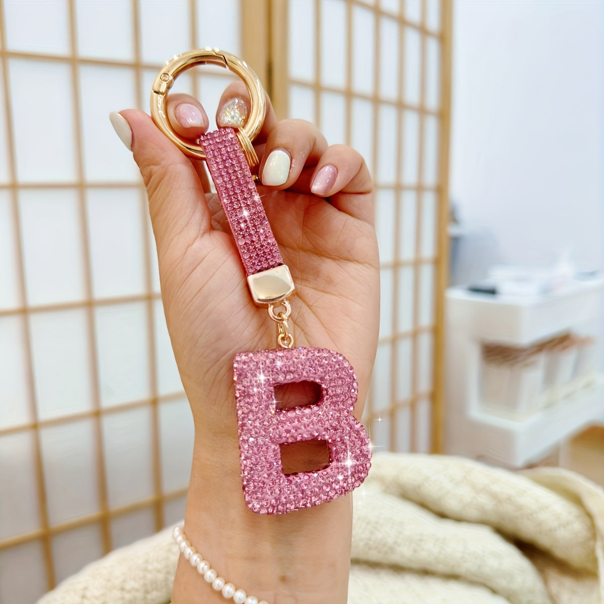 Llavero personalizado con inicial rosa, colgante de aleación con rhinestones para mujeres
