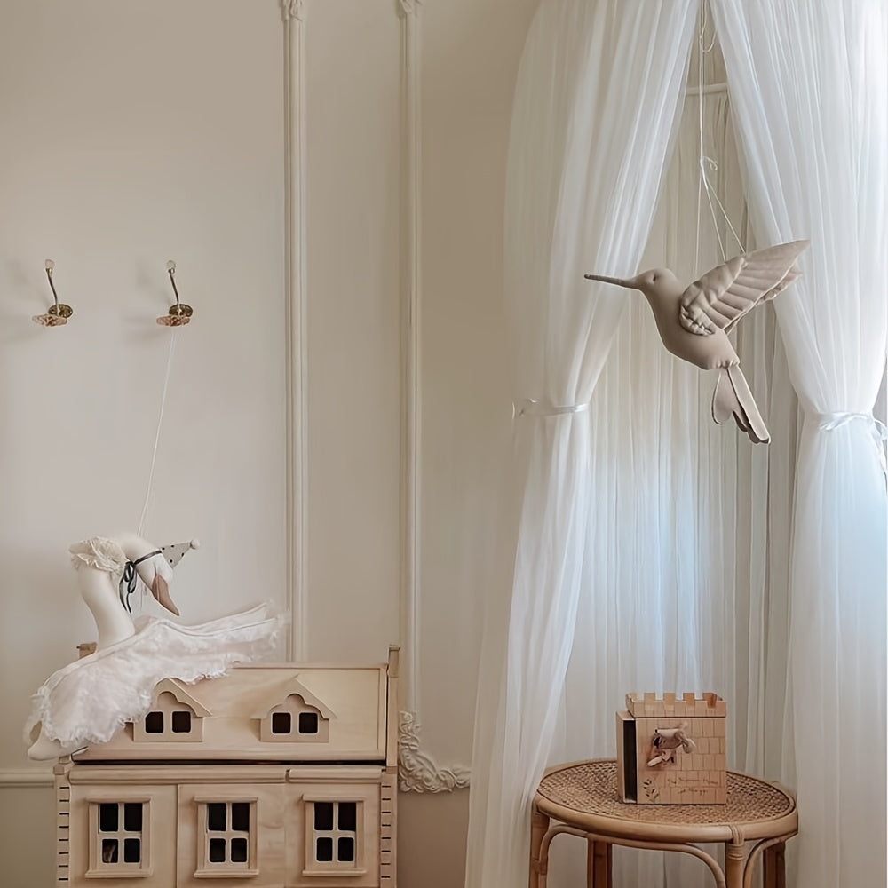 Nordik uslubidagi pendant, chiroyli lenin san'atidagi kolibri shaklida, bolalar xonasini bezatish uchun mukammal. Fotografiya suratlari uchun ajoyib va bolalar xonasi dekoratsiyasi uchun prop sifatida.