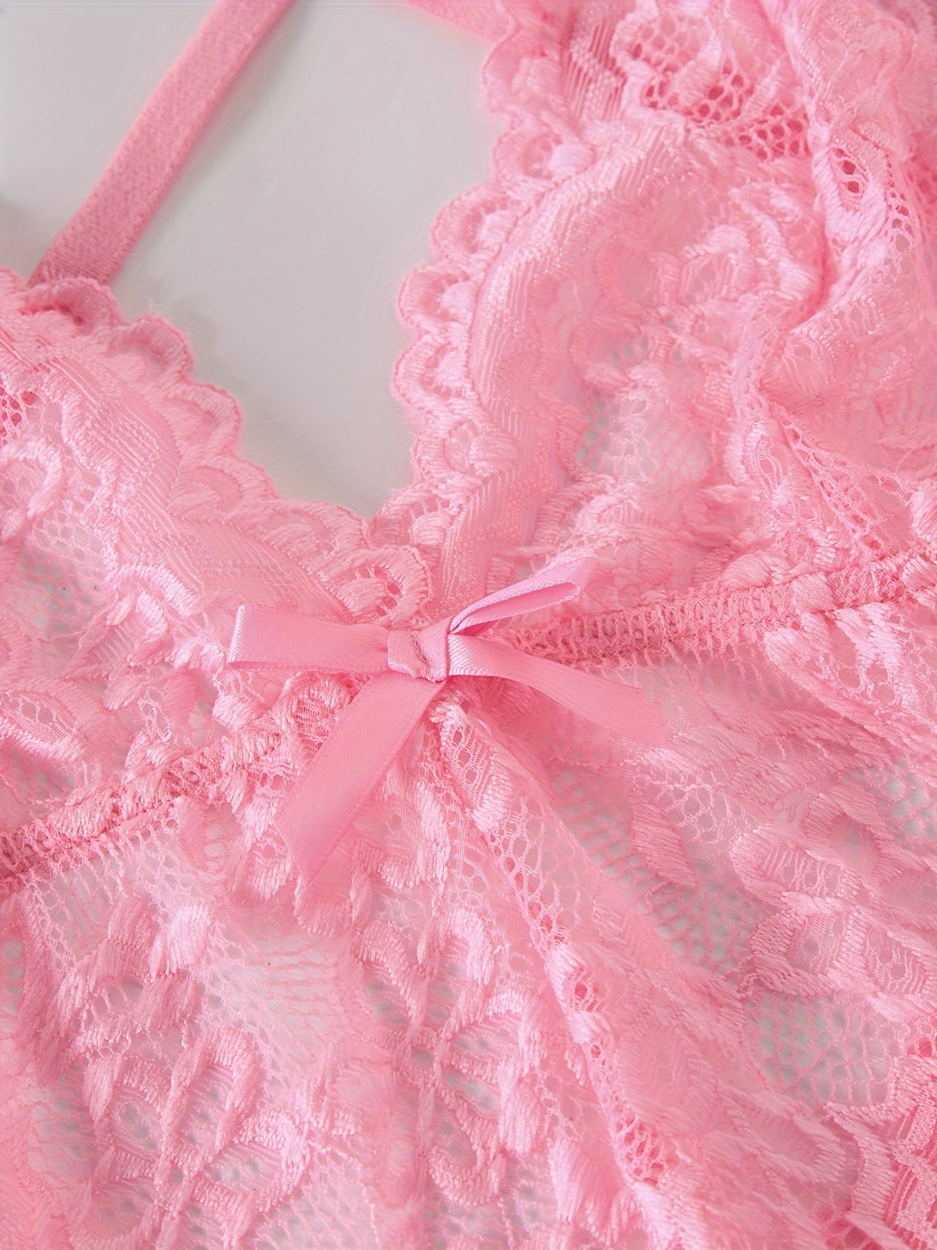 Боди взрослого размера из полиэстеровой трикотажной ткани с вырезами, без подкладки и пояса.