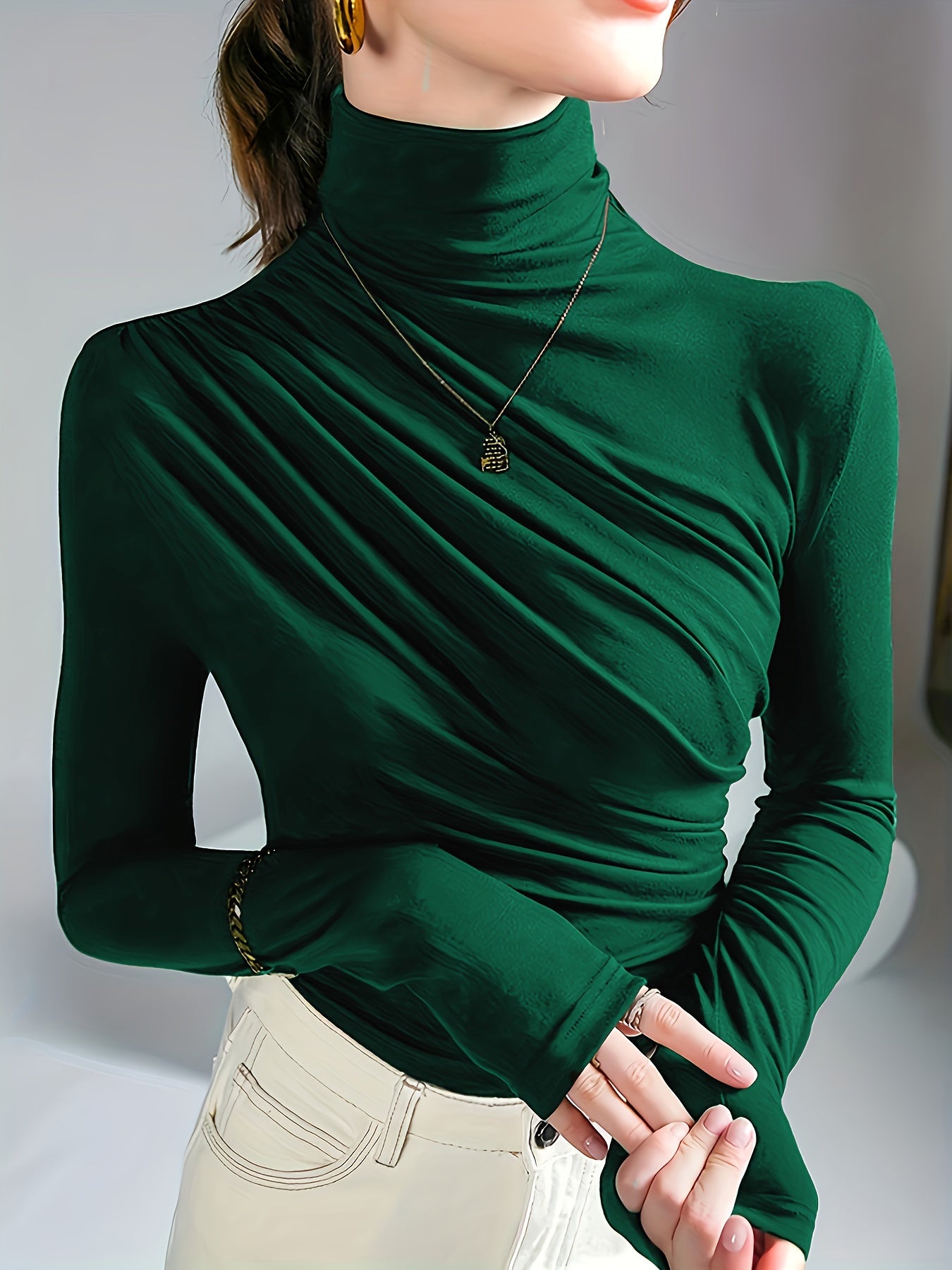 Blusa de mujer con cuello alto fruncido en marrón oscuro, manga larga y micro elasticidad