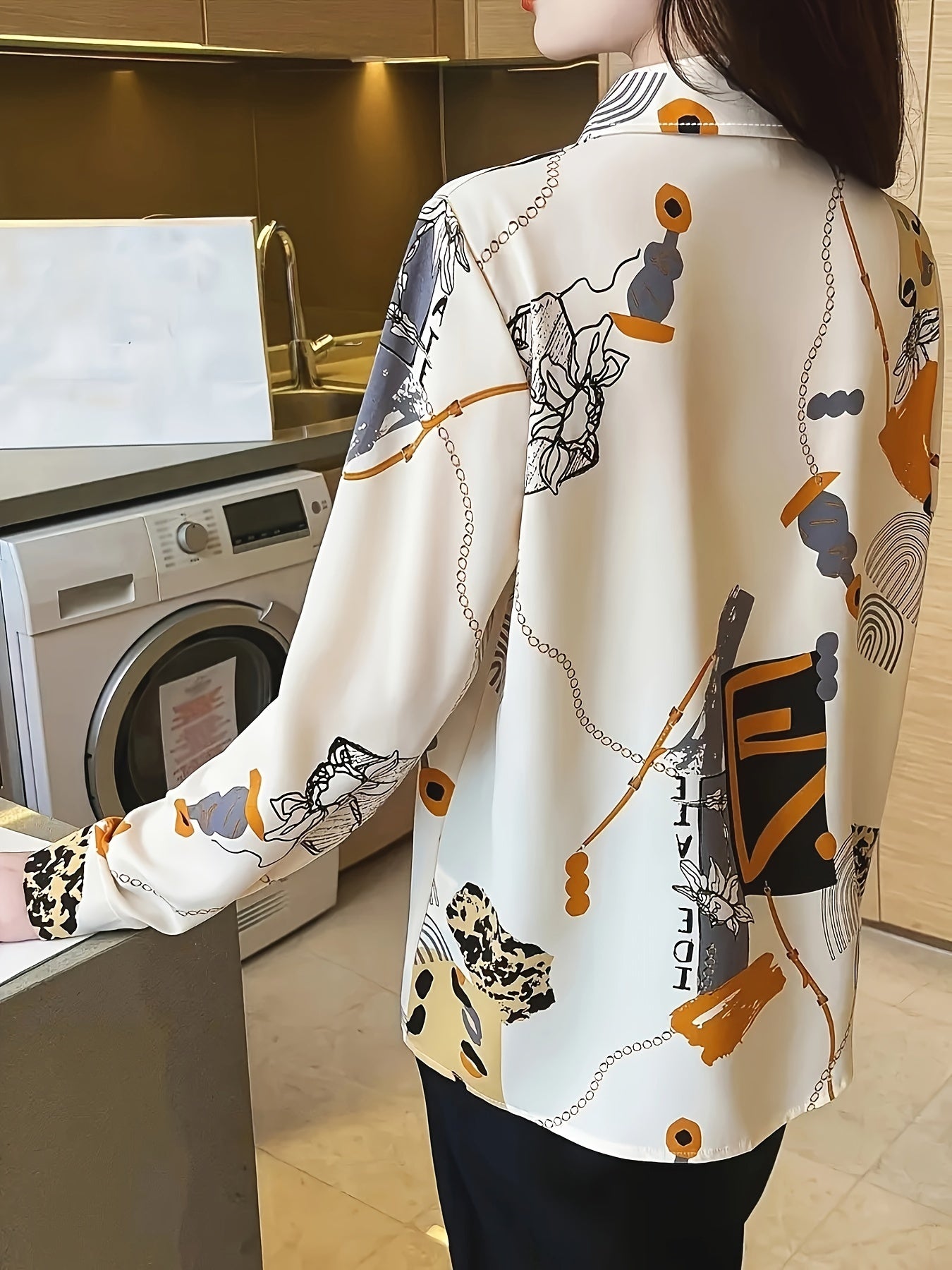 Vintage uslubidagi tugmachali bluzka, zanjir va gullar naqshli yaka bilan. 95% polyester va 5% spandeksdan tayyorlangan, geometrik naqshlar bilan. Uzoq yengli to'qilgan yuqori qism uchun mukammal.