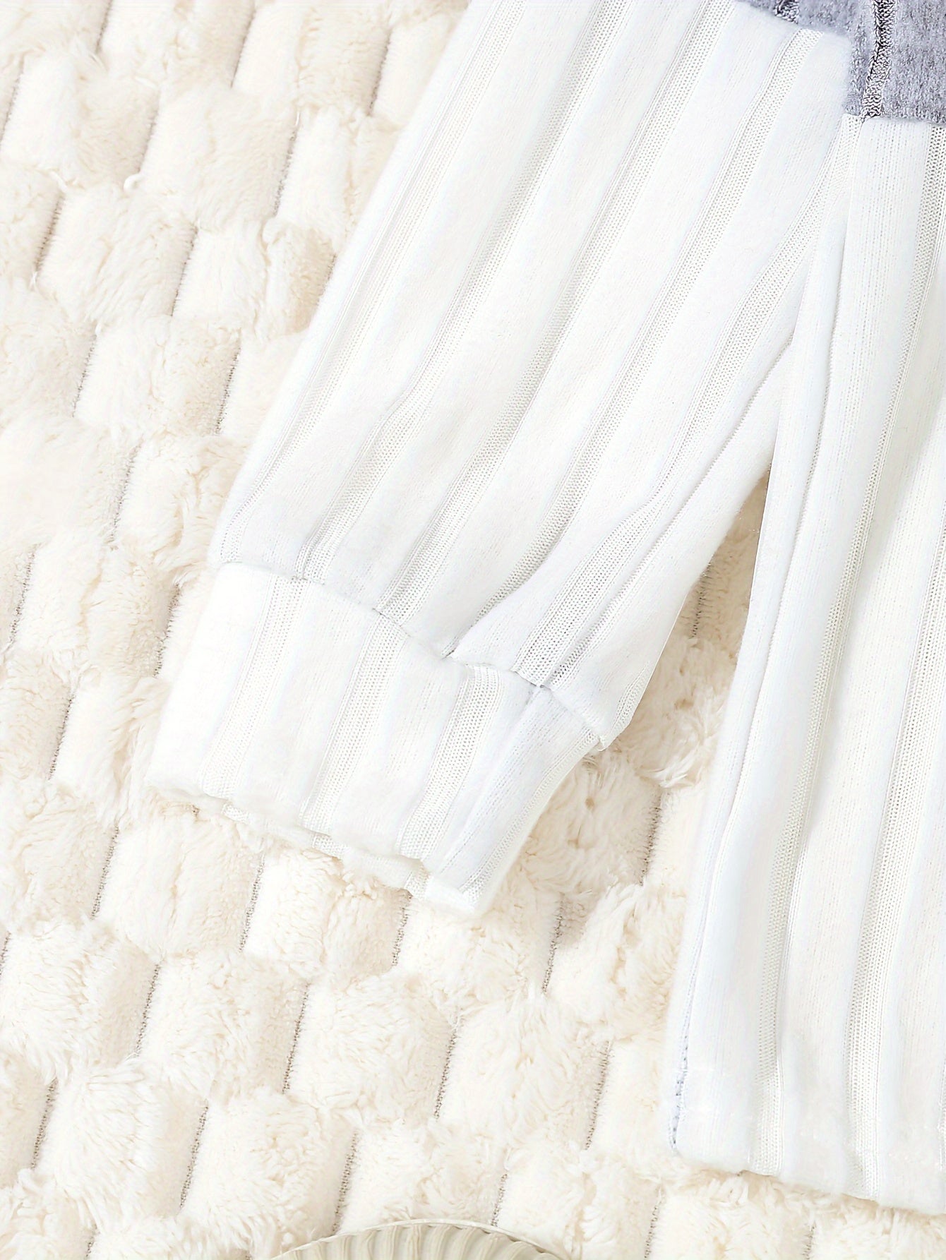 3-qismli o'g'il bolalar uchun rangli blokli ribbed trikotaj to'plami ko'k/oq/qora rangda, yumshoq va cho'ziluvchan uzun qo'lqopli bluzkalar va oddiy shimlar bilan. Har kuni qulaylik uchun mashinada yuvish mumkin. Tashqi faoliyatlar uchun mukammal.