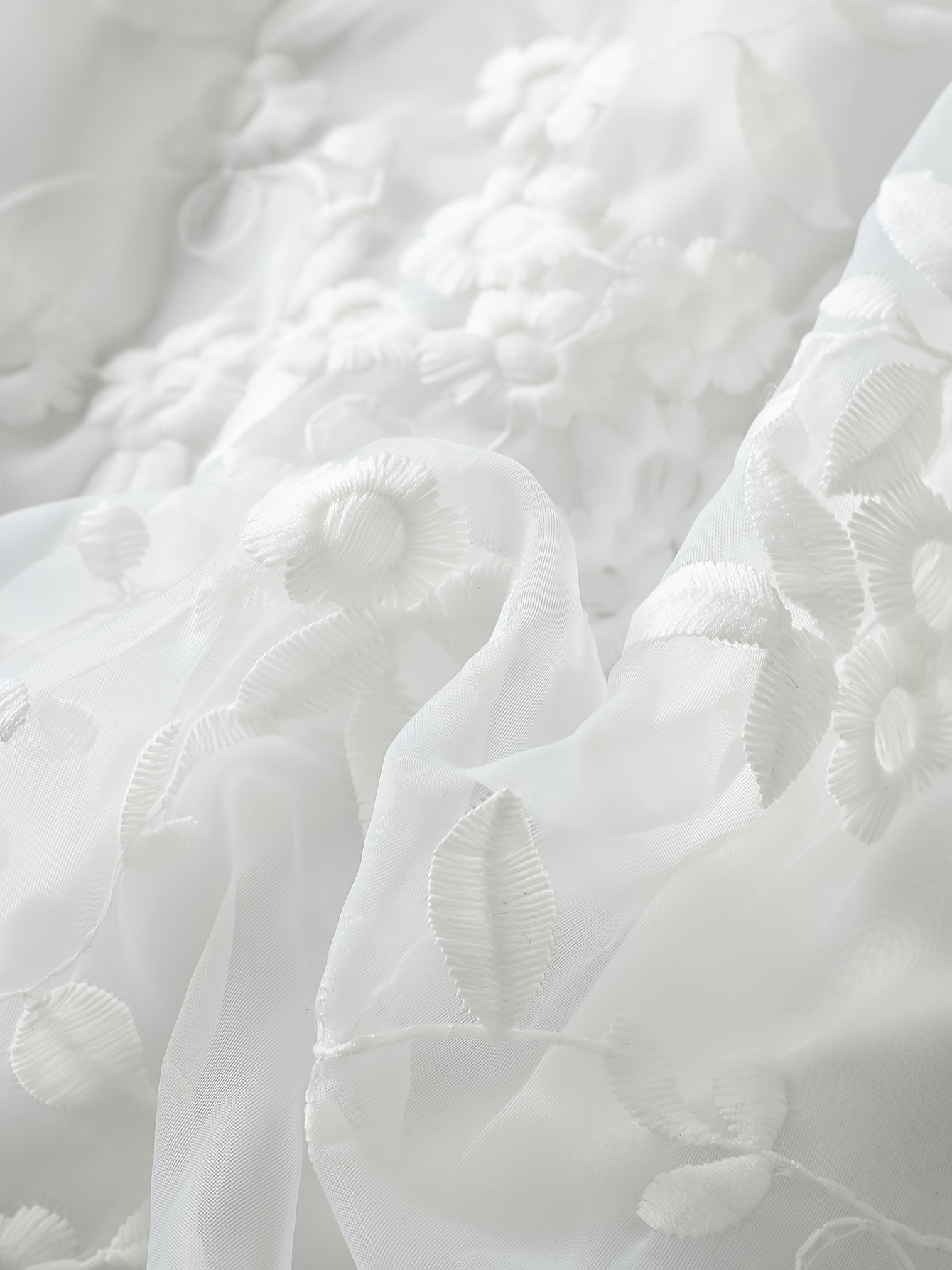 V-yuqori plus o'lchamdagi bluzka, kengaytirilgan pastki qismi va tugma tafsiloti bilan, barcha mavsumlar uchun mos keladigan, cho'zilmaydigan polyester matodan tayyorlangan, bir rangda.