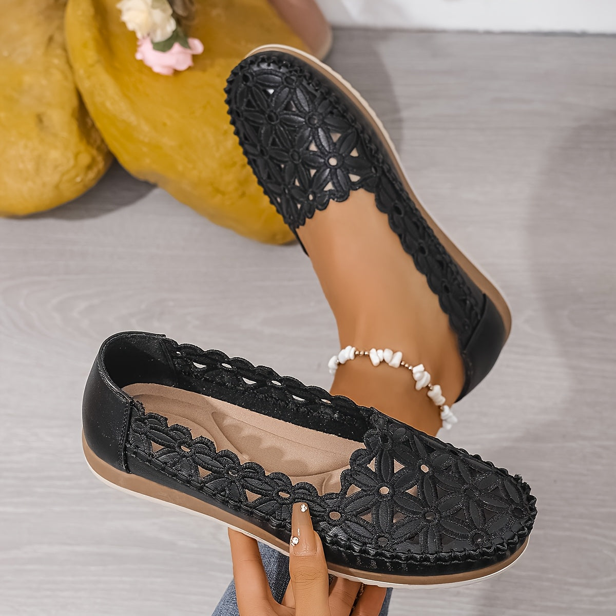 Ayollar uchun tikilgan gul naqshli slip-on balet tuflisi, nafas oladigan kesimlar bilan