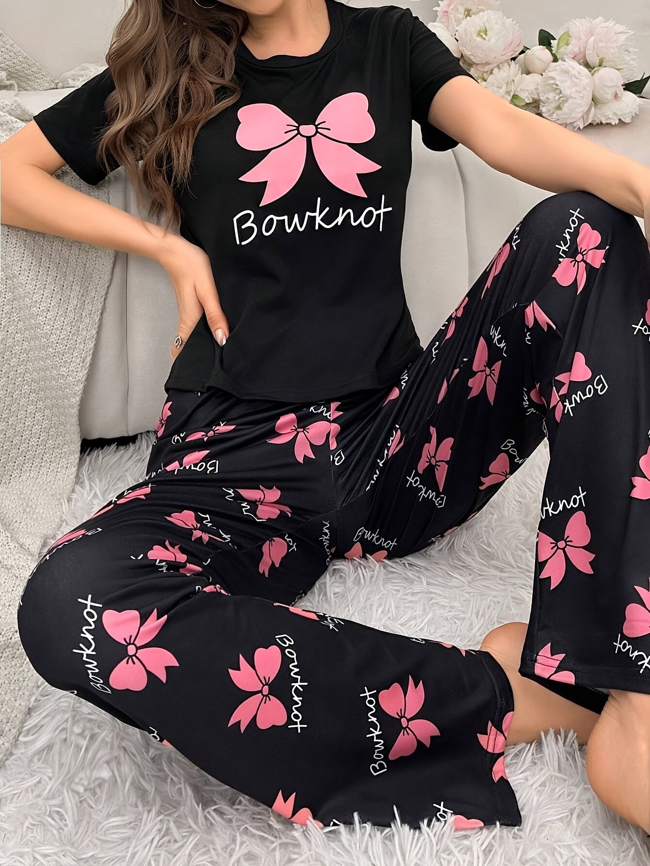 Conjunto de pijama para mujer en negro con top de manga corta con estampado de mariposas rosas y pantalones de cintura elástica