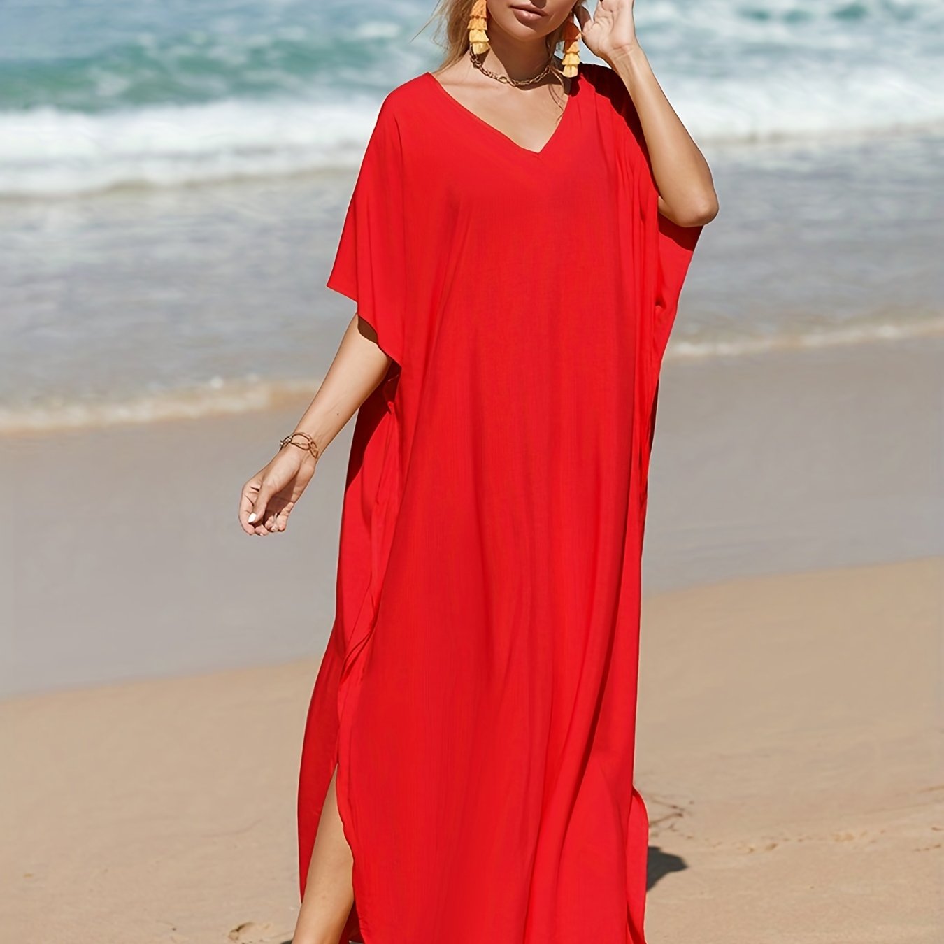 Vestido de playa boho blanco con escote en V, mangas batwing y abertura lateral