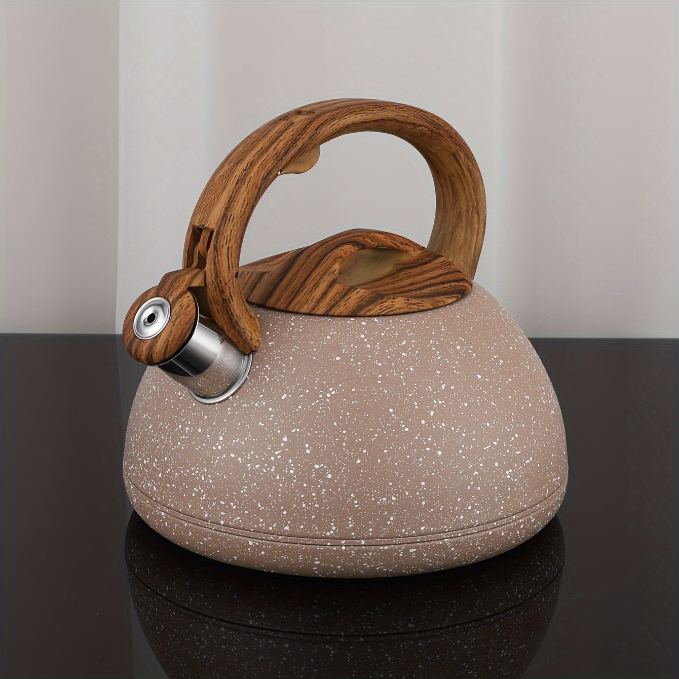 1 штука нержавеющего чайника, подходящего для использования на газовых или электромагнитных плитах. Этот чайник можно использовать для кипячения воды для чая или кофе дома.