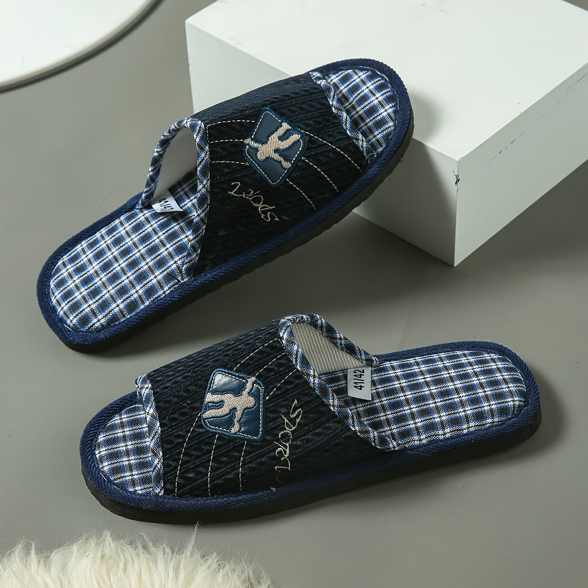 Мужские минималистичные тапочки с подошвой из памяти и широкой носочной частью для комфорта в любое время года