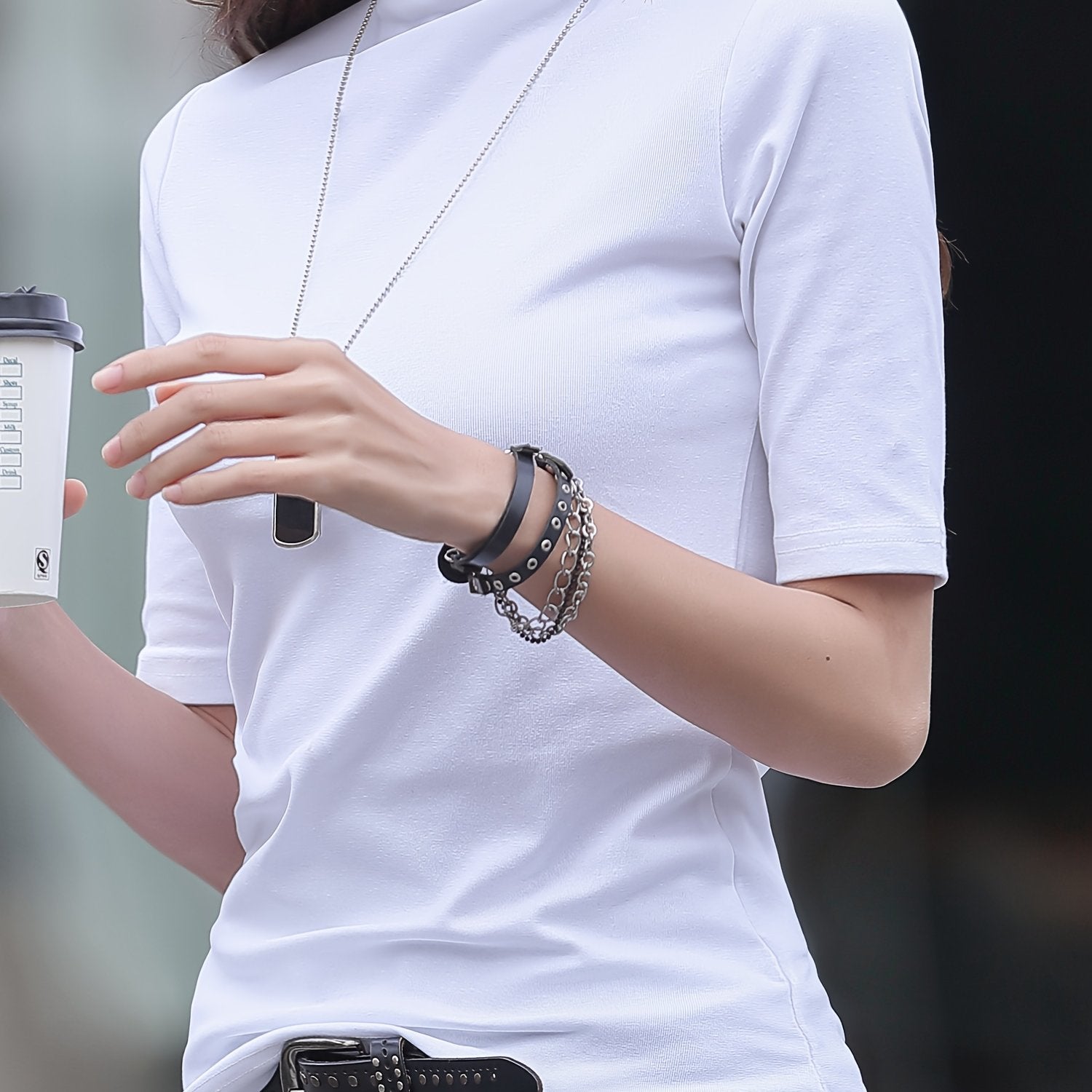 Женская футболка с высоким воротником однотонного цвета, изготовленная из полиэфирной трикотажной ткани, с обычной посадкой для весенне-осеннего сезона.