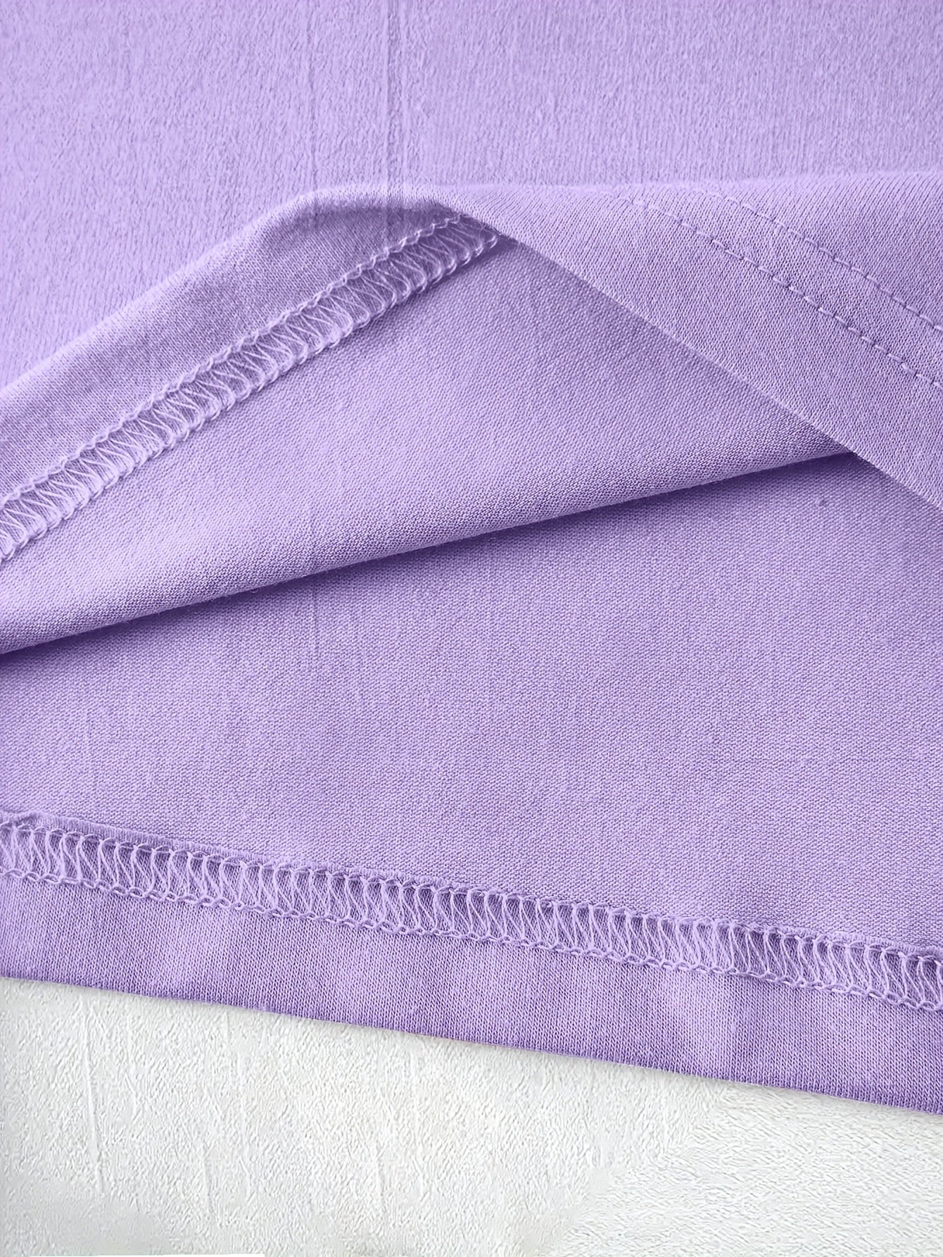 Yoz va bahor uchun yumshoq poliesterdan tayyorlangan, yumshoq bo'yinli va keng kesimli erkaklar uchun tasodifiy moda printli futbolka.