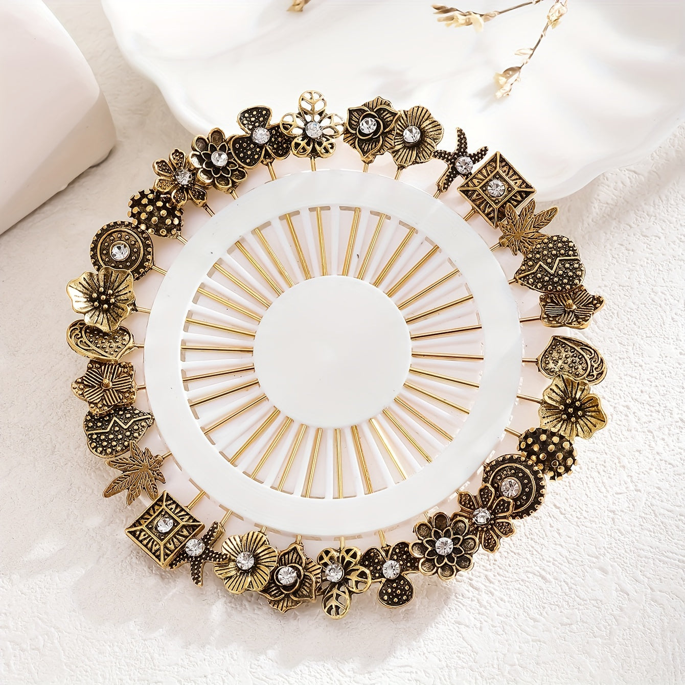 30 ta vintage uslubidagi gullar va yurak broshkalari to'plami, rux qotishmasidan yasalgan rhinestone bilan bezatilgan sharf pinlari, ta'til va har kuni kiyish uchun mukammal, ideal arab moda zargarlik aksessuari