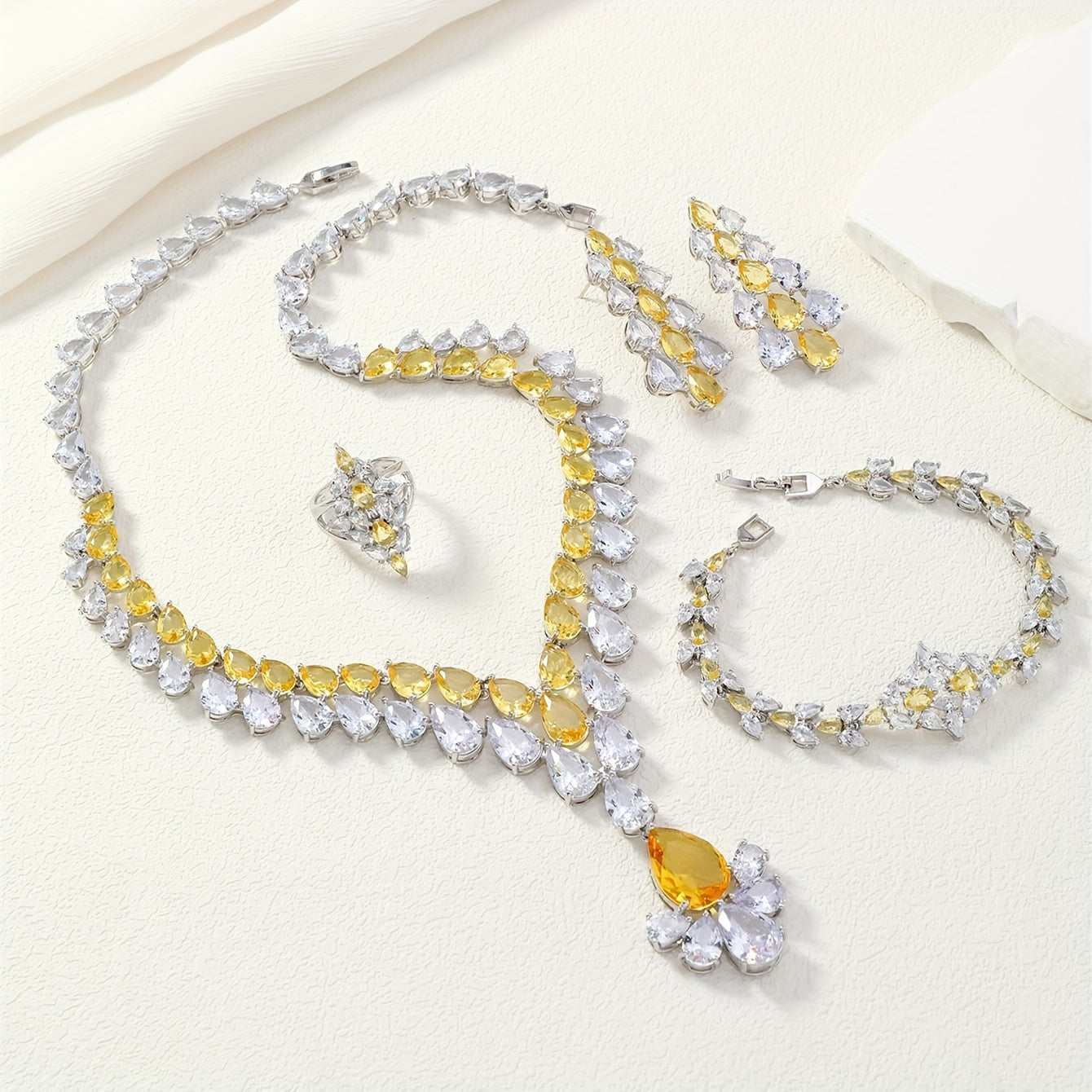 Conjunto de joyería inspirado en Oriente Medio con collar, pulsera, anillo y pendientes de diseño de gota de agua con zirconia y borla