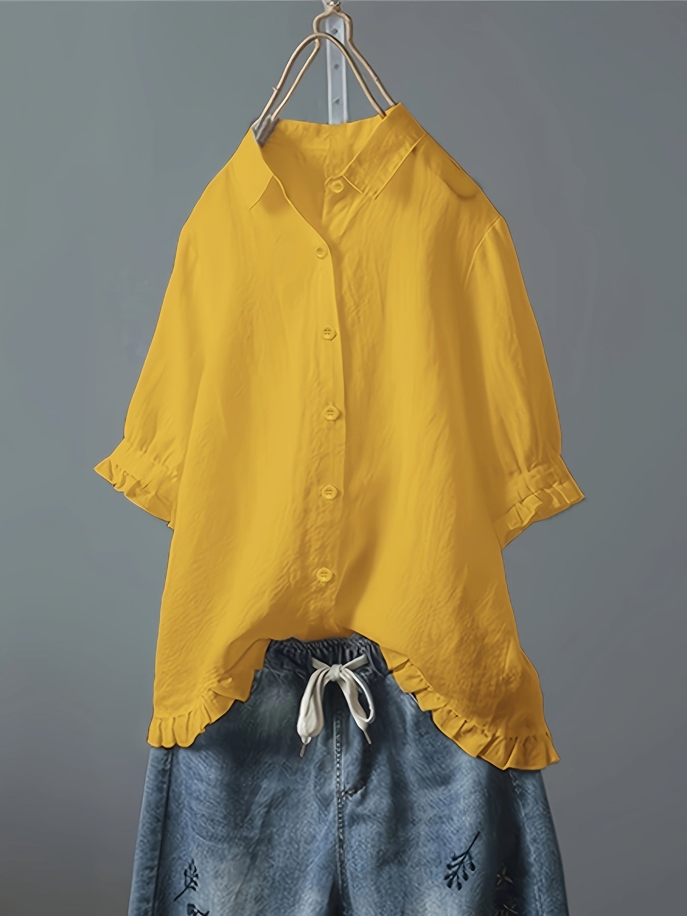 Plus o'lcham ayollar uchun yengil ko'k rangli kundalik ko'ylak, rufflesi bo'lgan qisqa ko'kraklar va cho'ntaklar