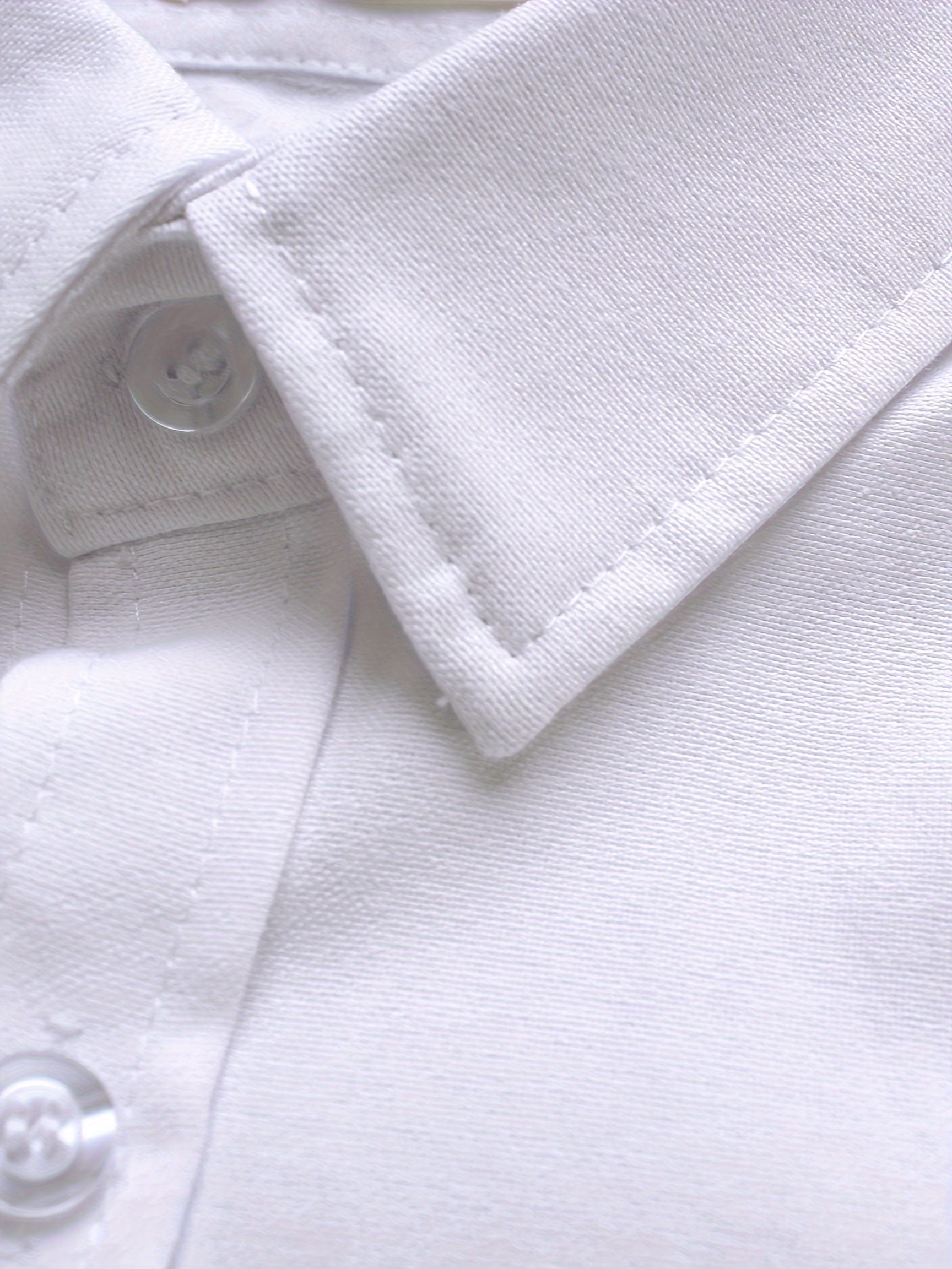 O'g'il bolalar uchun bir rangli rasmiy ko'ylak ko'ylaklar - bahor va kuz mavsumi uchun uzun qo'lqopli tugmachali yuqorilar.