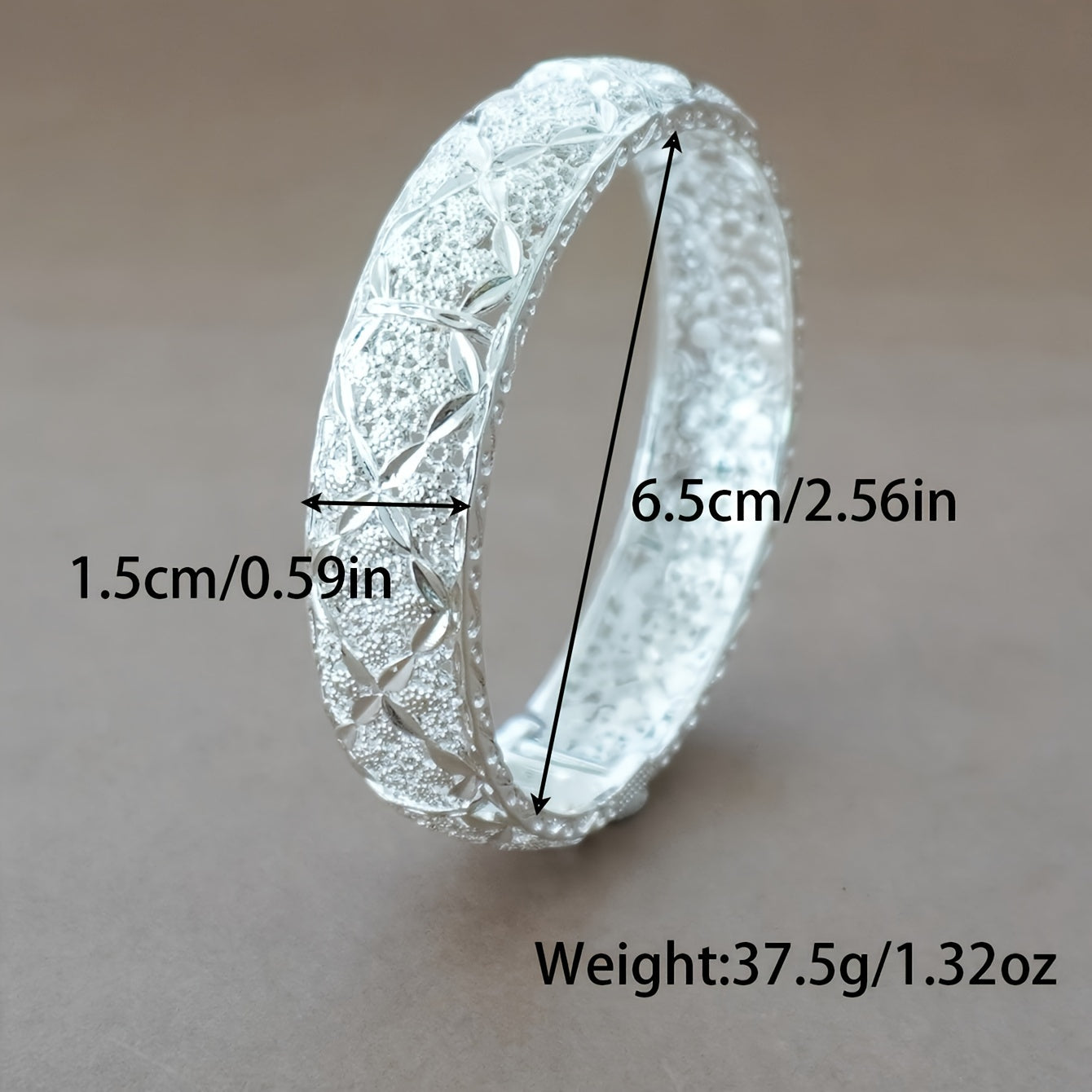 An'anaviy afrikalik zargarlik to'y yoki partiya uchun, hind, Dubay va Efiopiya uslublarini o'z ichiga olgan, O'rta Sharq uslubiga ega bo'lgan ayollar uchun mo'ljallangan.