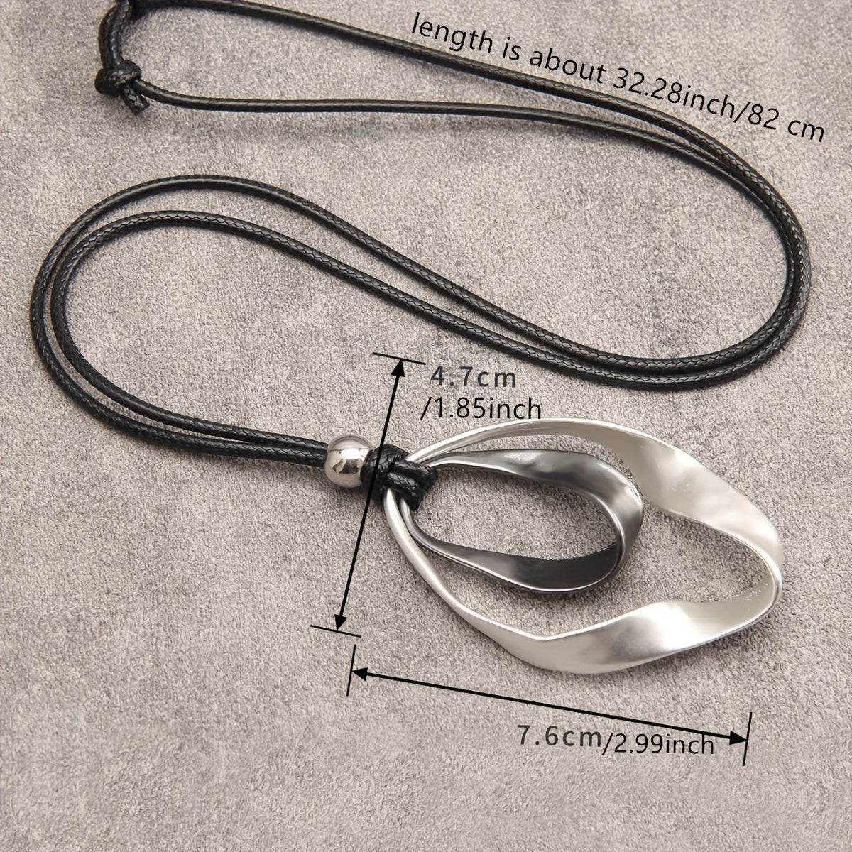 Стильное изогнутое подвесное ожерелье в форме капли для женщин, изготовленное из сплава с широким краем. Включает в себя простую черную длинную цепочку, идеальный романтический подарок для вашей девушки. Яркое ювелирное изделие.
