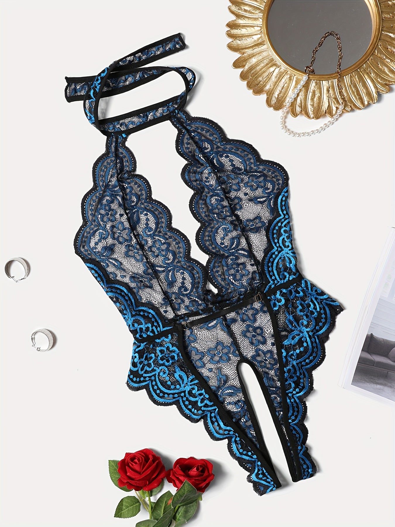 Jozibali kadife ichki kiyim, chuqur V-shakl va ochiq orqa dizayni bilan.