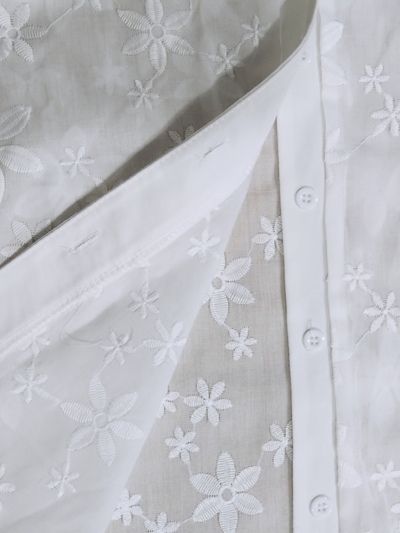 Ayollar uchun V-shakllı kofta, gul naqshli tikilgan, qisqa qoʻl, bir rang