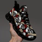 Gul va qurbongoh naqshiga ega, shoelace dizayni, sirpanmaydigan va zarbani yutuvchi taglikka ega bo'lgan kattalar o'lchamidagi erkaklar krossovkalari.