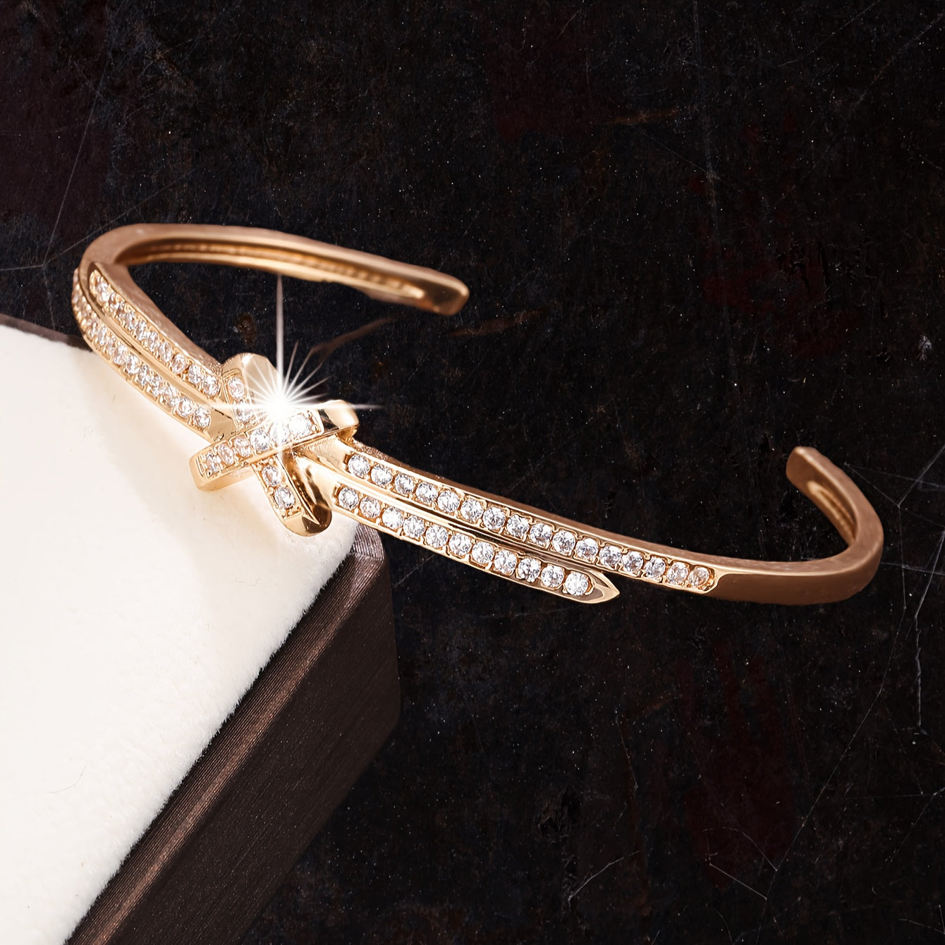 Стильный крестик-браслет с регулируемой посадкой и сверкающим кубическим цирконием - изысканный, но минималистичный вид для женщин, идеален для повседневной носки или особых случаев.