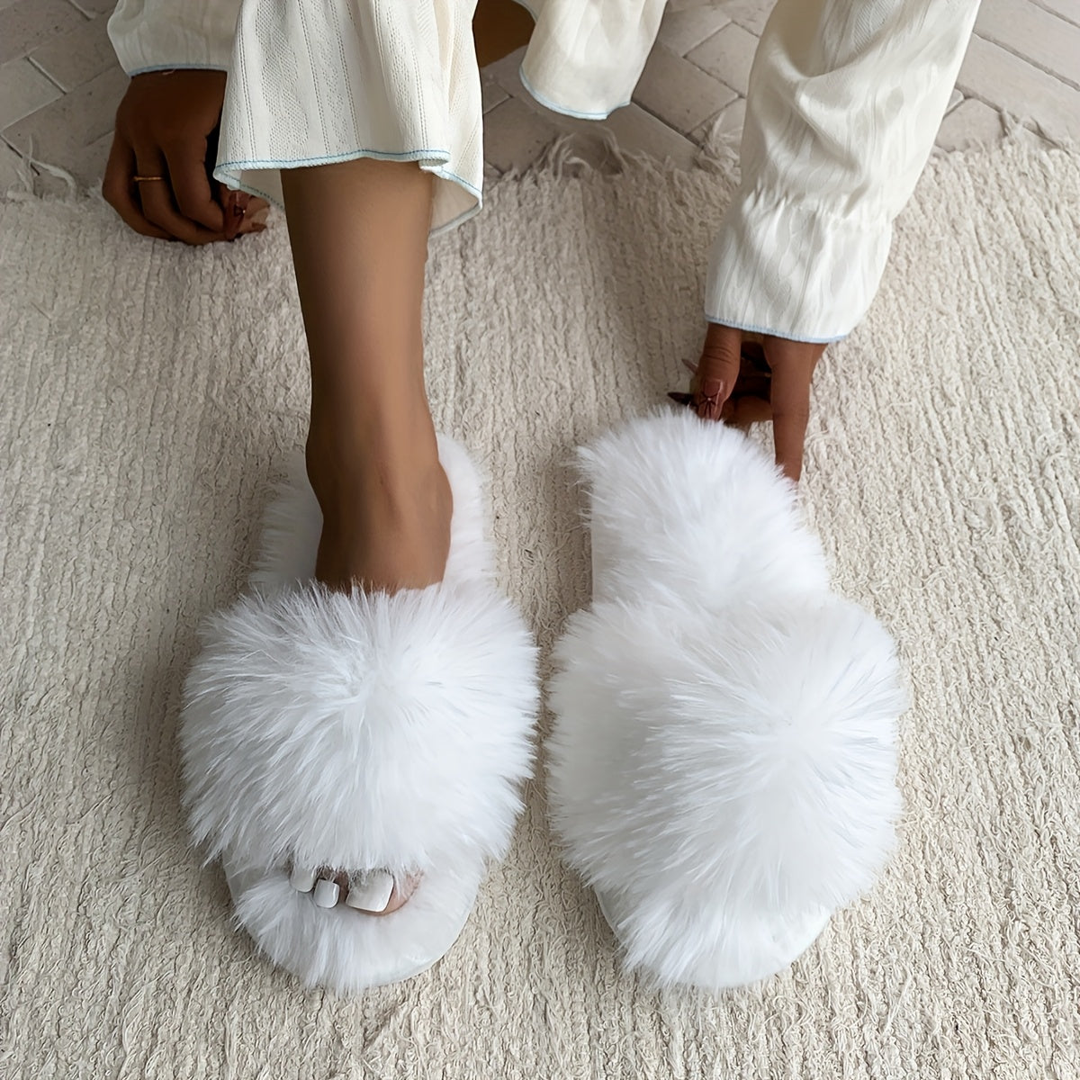 Ayollar uchun mo'ljallangan yumshoq, sirpanmaydigan, ichki va tashqi foydalanish uchun qulay, barcha mavsumlarga mos bo'lgan plüsh shlyapka