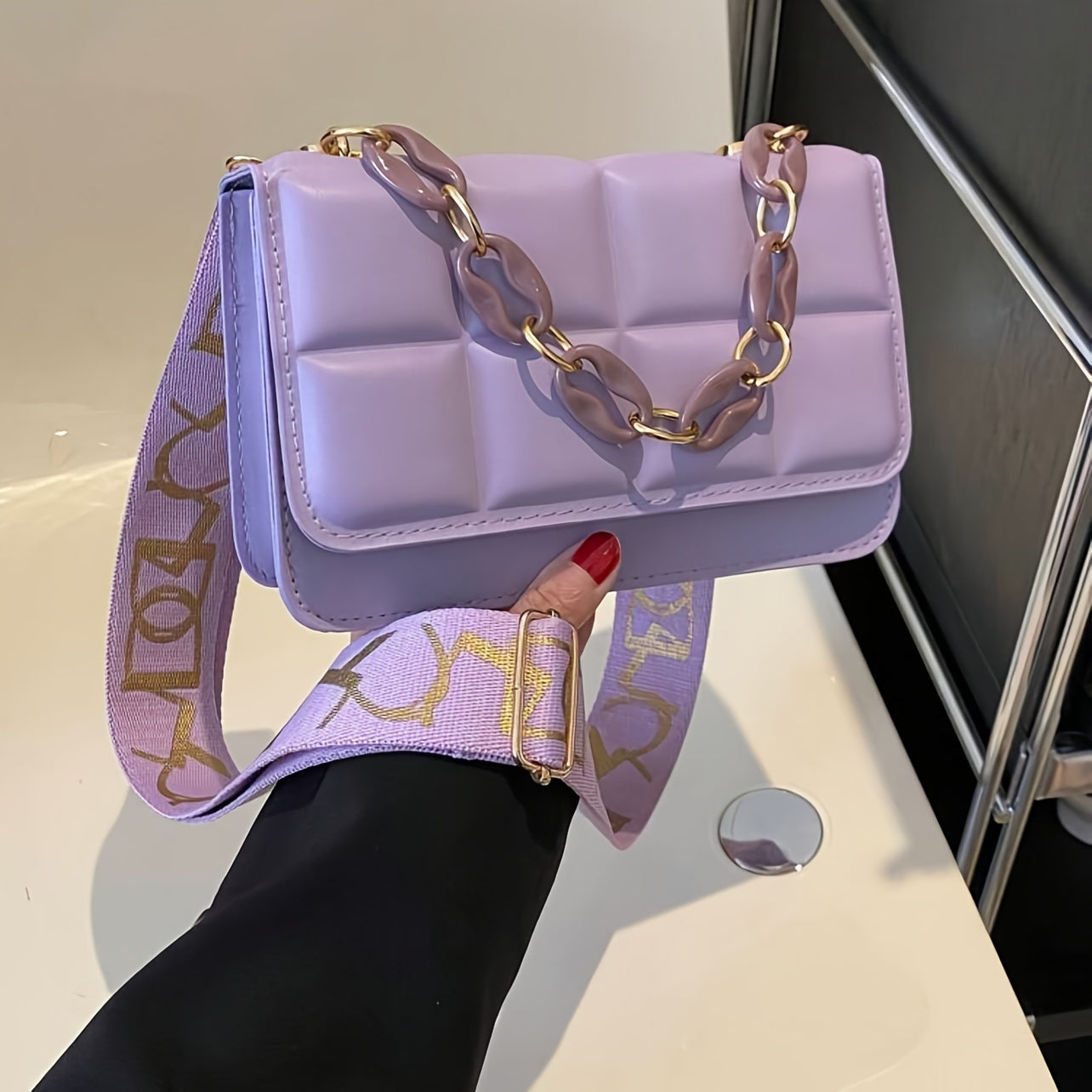 Soʻnggi sozlanadigan kamar bilan qora sintetik charm mini plaid crossbody sumkasi